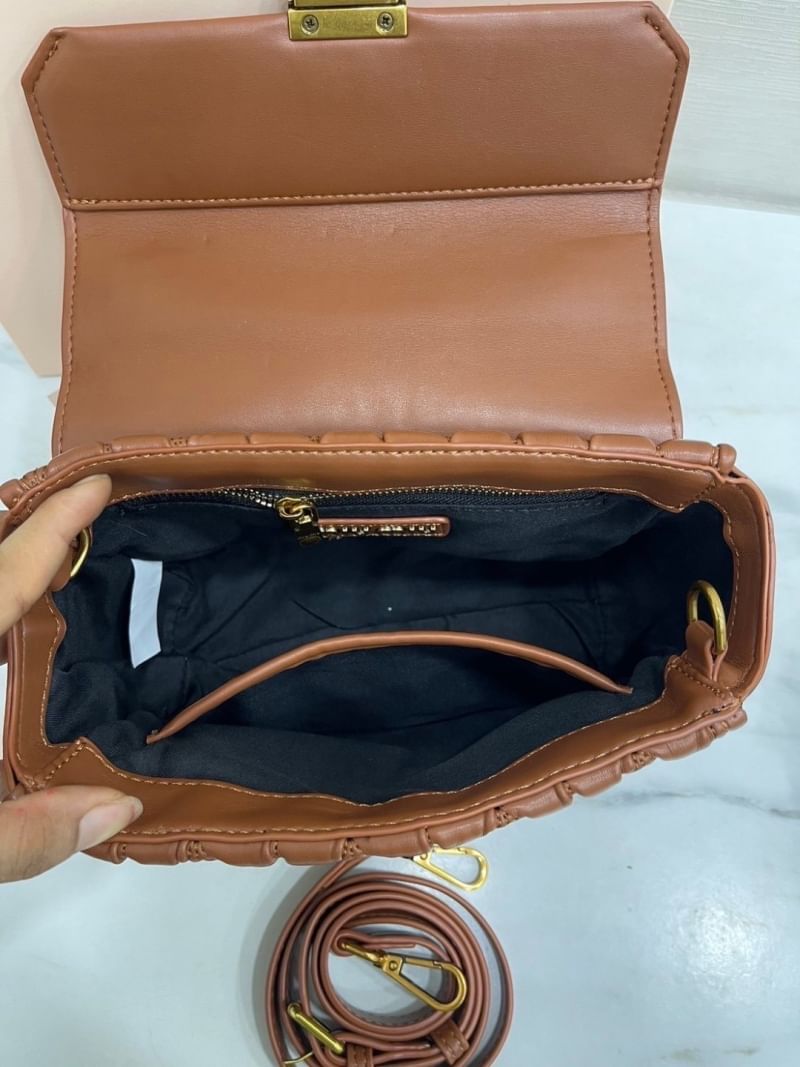 MIU MIU Matelesse Leather Crossbody bag กระเป๋าถือทรงมินิโท้ท พร้อมหูจับใช้งานง่าย และสายสะพายสุดชิค ปรับใช้ได้ตามสไตล์ความชอบได้เลย ดีไซน์เพิ่มดีเทล ด้วยการเดินด้ายเป็นเอกลักษณ์