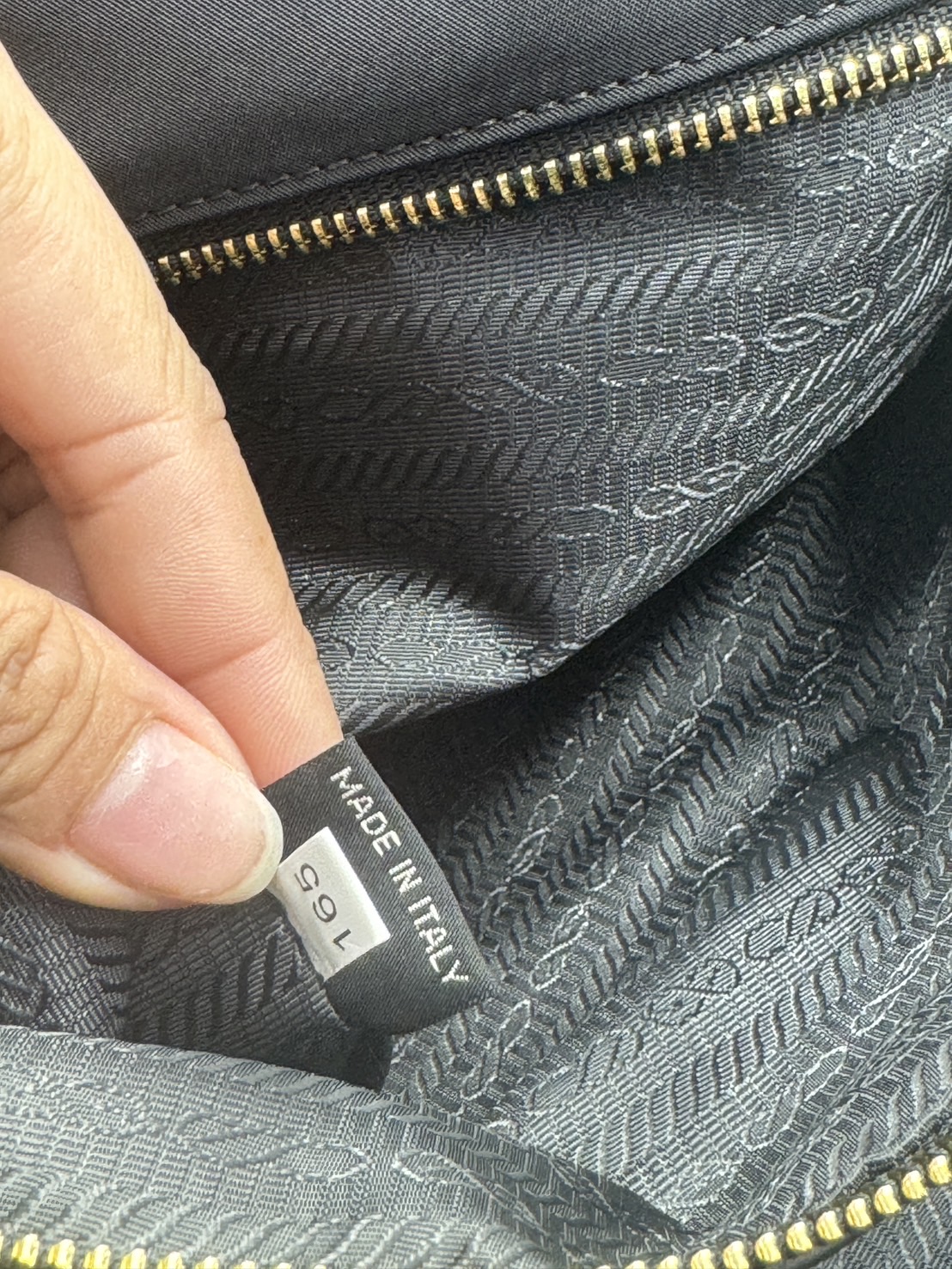 ORI หนังแท้ | Prada Re-Edition 1978 Tote Bag กระเป๋าสะพายทรงโท้ทใบใหญ่เรียบหรู งานผ้าไนลอนมีเสน่ห์เหนือกาล ดีเทลหนัง Saffiano หรูหราช่วยเติมเต็มแอกเซสซอรีที่มีพื้นที่ใช้สอยมากมายใบนี้ให้ลงตัว