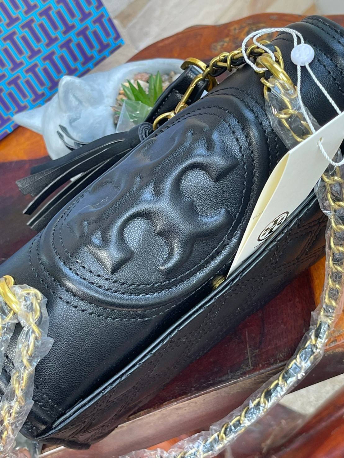 TORY BURCH Fleming Convertible Shoulder Bag ดีไซน์น่ารัก ดูแพงไม่เป็นรองใคร ใช้ได้ทั้งทั่วไปและออกงาน สาว ๆ คนไหนที่กำลังมองหากระเป๋าสะพายไหล่น่ารัก ๆ สักใบที่มีดีไซน์โดดเด่น สะดุดตาล่ะก็ไม่ควรพลาดกับ Collection นี้เลยค่ะ เพราะ Fleming นั้นเป็นรุ่นที่เรีย