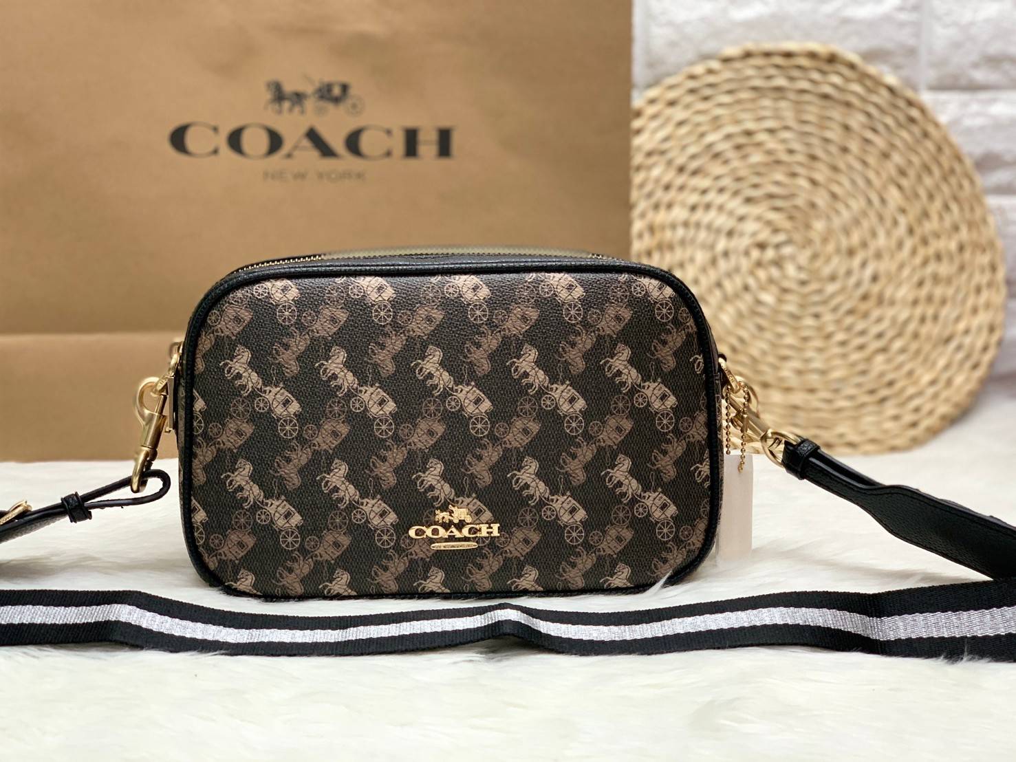 COACH JES CROSSBODY WITH HORSE AND CARRIAGE PRINT ((91109)) กระเป๋าสะพายครอสบอดี้ร์ หนังแท้นิ่ม ลายปริ้นรถม้าทั้งใบสวยงามมากๆค่ะ กระเป๋าแบ่งเป็น2ช่องซิปหลัก ช่องกว้างสามารถใส่กระเป๋าเงินใบยาวได้;ของจำเป็นได้ครบเลยค่ะ;มีช่องให้ใส่ของจุกจิก;พร้อมช่องโล่งด้า