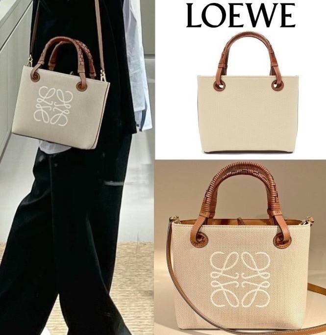 Loewe Anagram leather canvas tote bag / Loewe Tote Bag กระเป๋าโท้ทน้องใหม่ วัสดุทำจากหนังแคนวาส ใช้งานทนทาน ออกแบบมีสายสะพายไหล่และหูหิ้ว เรียกว่าใช้งานได้แบบ 2 in1 งานสวยล้ำ ไม่ซ้ำใคร ปักโลโก้ Anagram ที่ด้านหน้า เปิด-ปิดด้านบนด้วยเชือกผูก ด้านในมีช่องสำ