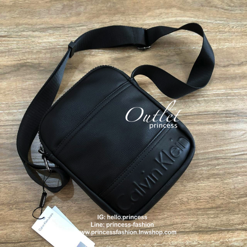 CALVIN KLEIN JEANS CROSSBODY BAG กระเป๋าสะพายจาก Calvin Klein Jeans วัสดุหนังpuคุณภาพดีเนื้อนิ่ม น้ำหนักเบา กันน้ำ ด้านหน้ามีปั้มโลโก้ เปิดปิดด้วยซิปสะดวกใช้ หัวซิปแบรนด์ ด้านหน้ามีช่องโล่งไว้ใส่ของหยิบใช่สะดวก ภายในมีโลโก้เเละช่องโล่ง ใส่กระเป๋าสตางค์ใบย