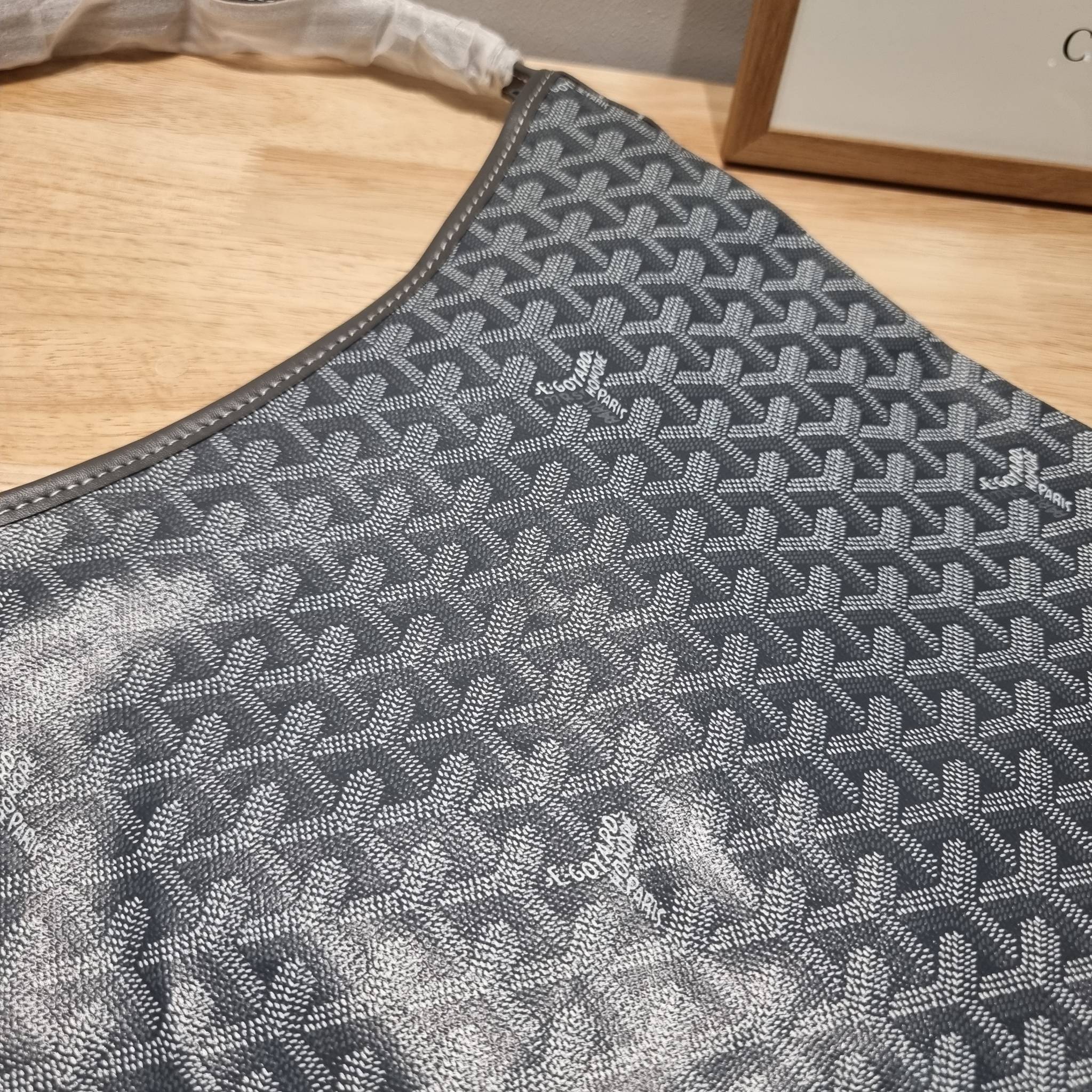 GOYARD BOHEME HOBO BAG / GOYARD HOBO กระเป๋าสะพายทรงโฮโบ ใบใหญ่จุใจ!! มาครบสีขายดี เลิศทุกสี รูปทรงคลาสสิค ดีไซน์เป็นเอกลักษณ์ วัสดุหนังแคนวาสพิมพ์ลายสวยคม ปากกระเป๋ามีซิปเปิด-ปิดกันของหล่นได้ ภายในโล่งกว้างมาก มาพร้อมสายคล้องในตัว ทนทาน สะพายสวยๆได้ทุกวั