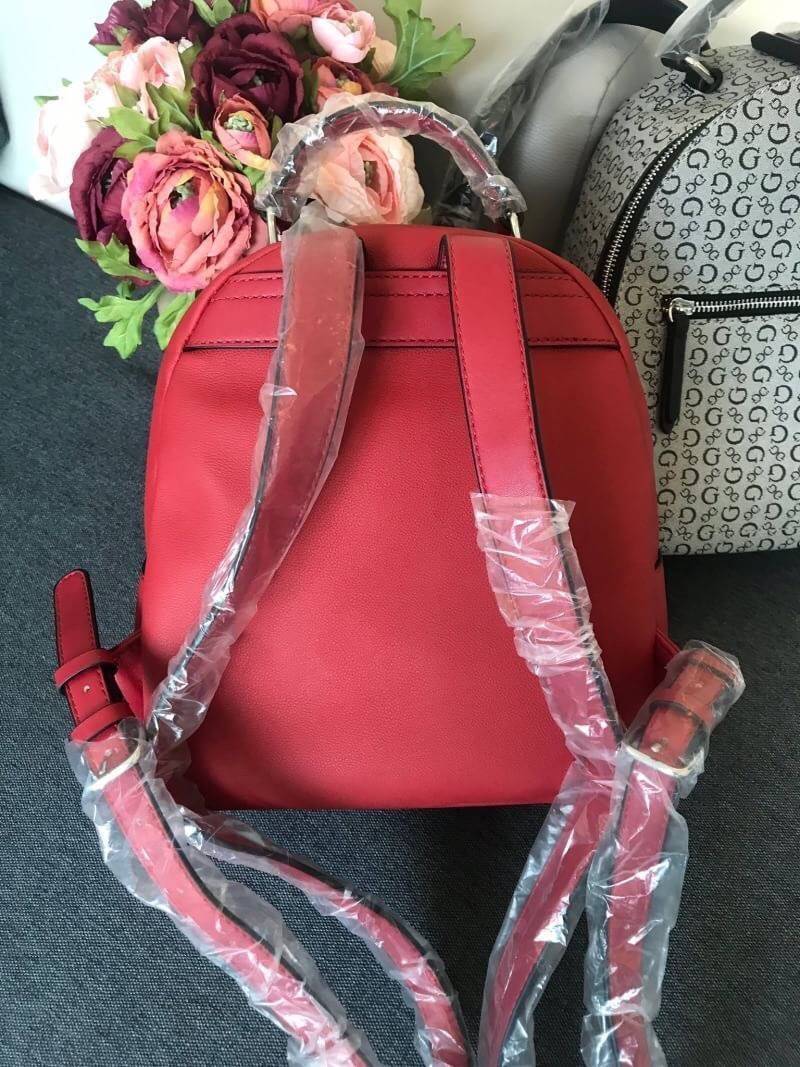 GUESS GILMAN BACKPACK BAG กระเป๋าสะพายเป้ วัสดุ Saffiano คุณภาพดี น้ำหนักเบา ด้านหน้าประดับด้วยโลโก้แบรนด์สวยโดดเด่น มีช่องสำหรับใส่ของด้านหน้า1ช่อง ช่องหลักเปิดปิดกระเป๋าด้วยซิปสะดวกใช้ ด้านในโล่งกว้าง มีช่องเล็กสำหรับใส่ของหลายช่อง ซับในลายแบรนด์ สามารถ