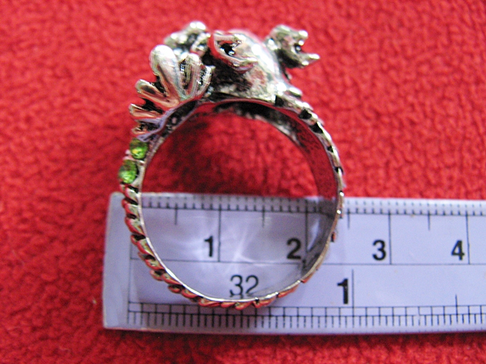 สินค้าหมดค่ะ แหวนมังกรคาบมุกประดับพลอยสีเขียว พลังอำนาจยิ่งใหญ่ค่ะ