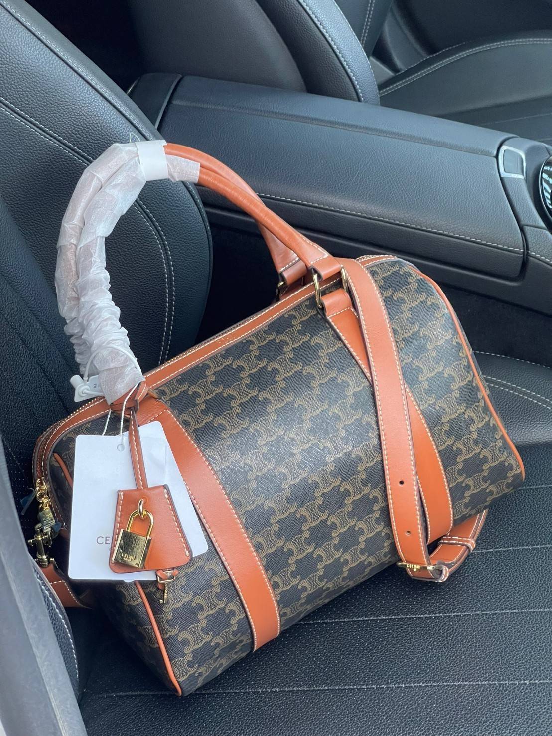 VIP 】CELINE BOSTON BAG IN TRIOMPHE CANVAS AND TAN ลวดลาย Triomphe Canvas Collection เป็นที่นิยมตลอดกาล มาในรูปแบบกระเป๋าทรงหมอนที่ได้รับความนิยมแบบทุกยุคทุกสมัย ซึ่งเป็นรูปทรงที่มีความคลาสสิก ดูดีแบบไม่มีตกยุค มาพร้อมขนาดที่ง่ายต่อการพกพา จัดเก็บหรือหยิบข