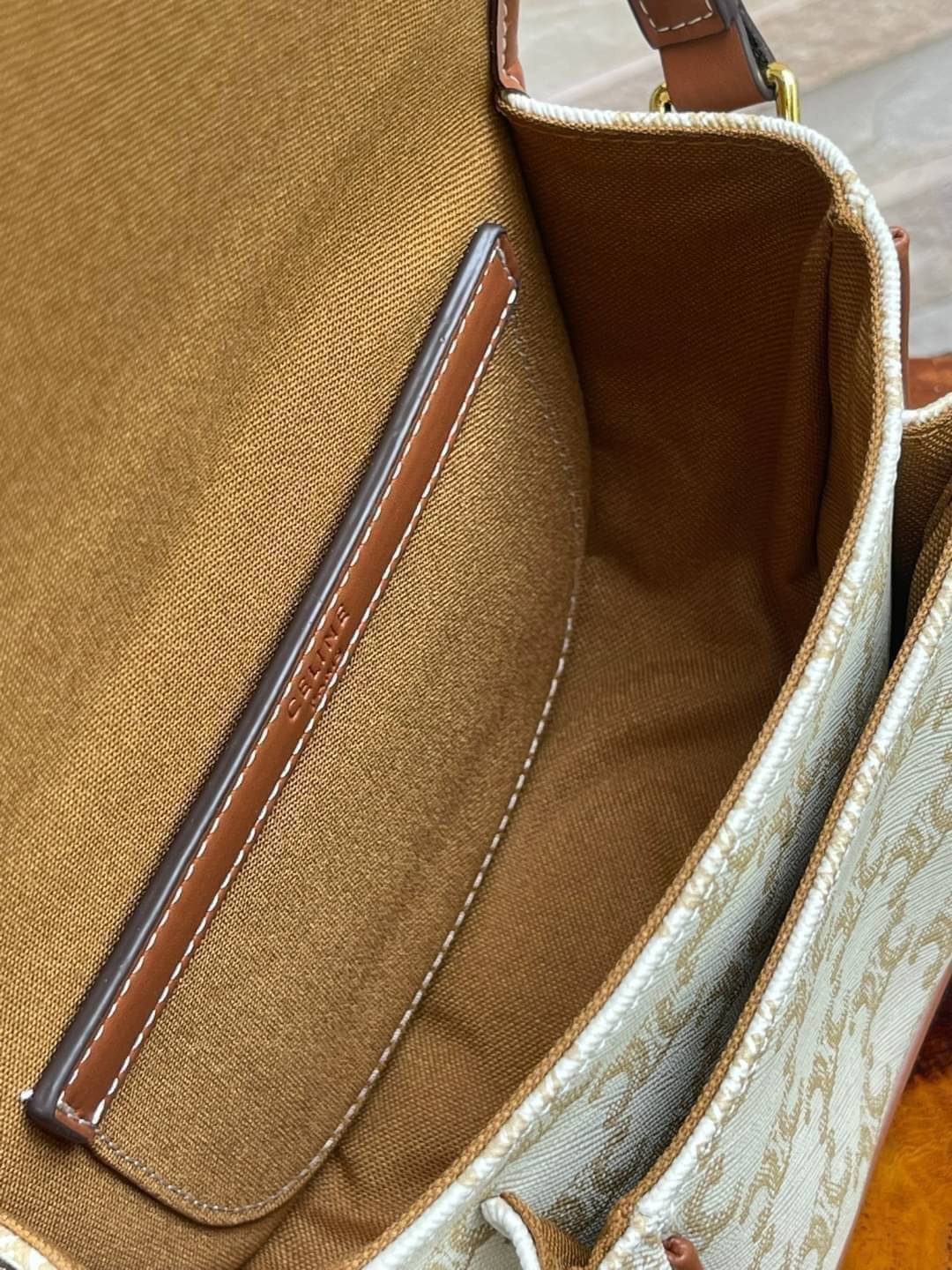 CELINE MEDIUM FOLCO BAG IN TRIOMPHE CANVAS หากใครที่กำลังมองหากระเป๋าสะพายข้าง ขนาดกะทัดรัด และเรียบหรู ต้องใบนี้เลยค่ะ เป็นกระเป๋าเปิดปิดแบบแบบฝาผับที่มีรูปทรงโค้งและที่ล็อกรูปทรงคล้ายเข็มขัด อีกทั้งยังสะท้อนความสวยสไตล์สาวปารีสได้อีกด้วย ด้านในของรุ่นนี