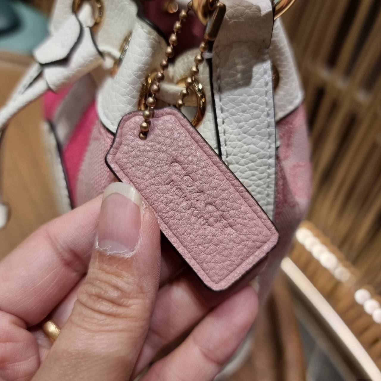 COACH C5121 DEMPSEY 15 DRAWSTRING MINI BUCKET BAG น้องคนสวยมาใหม่จ้า รุ่นใหม่กริ๊บ!! ยังไม่เข้าช็อปไทย ละมุนคุณหนูต้องมาแล้วแหละ กระเป๋าทรงถังไซส์มินิ ใช้งานง่ายด้วยการรูดหนังปิดรอบปากกระเป๋า ทุกอย่างลงตัวที่สุด!! มาพร้อมตัวห้อยรูปหัวใจสีทองกุ๊กกิ๊ก น่ารั