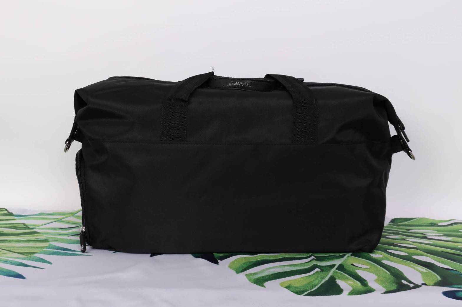 Chanel Authentic VIP Gift Bag Duffle Gym Travel สินค้าเป็นของแท้ รุ่นใหม่ จากเค้าเตอร์เครื่องสำอาง/น้ำหอมของแบรนด์- Chanel vip gift bag ของแท้ 100% ใช้เป็นกระเป๋าเดินทาง/ไปฟิตเนส ไปยิมหรือต่างจังหวัดได้สบายเลยค่ะ หัวซิปปั้มโลโก้ ด้านในเป็นช่องกว้าง และช่อ