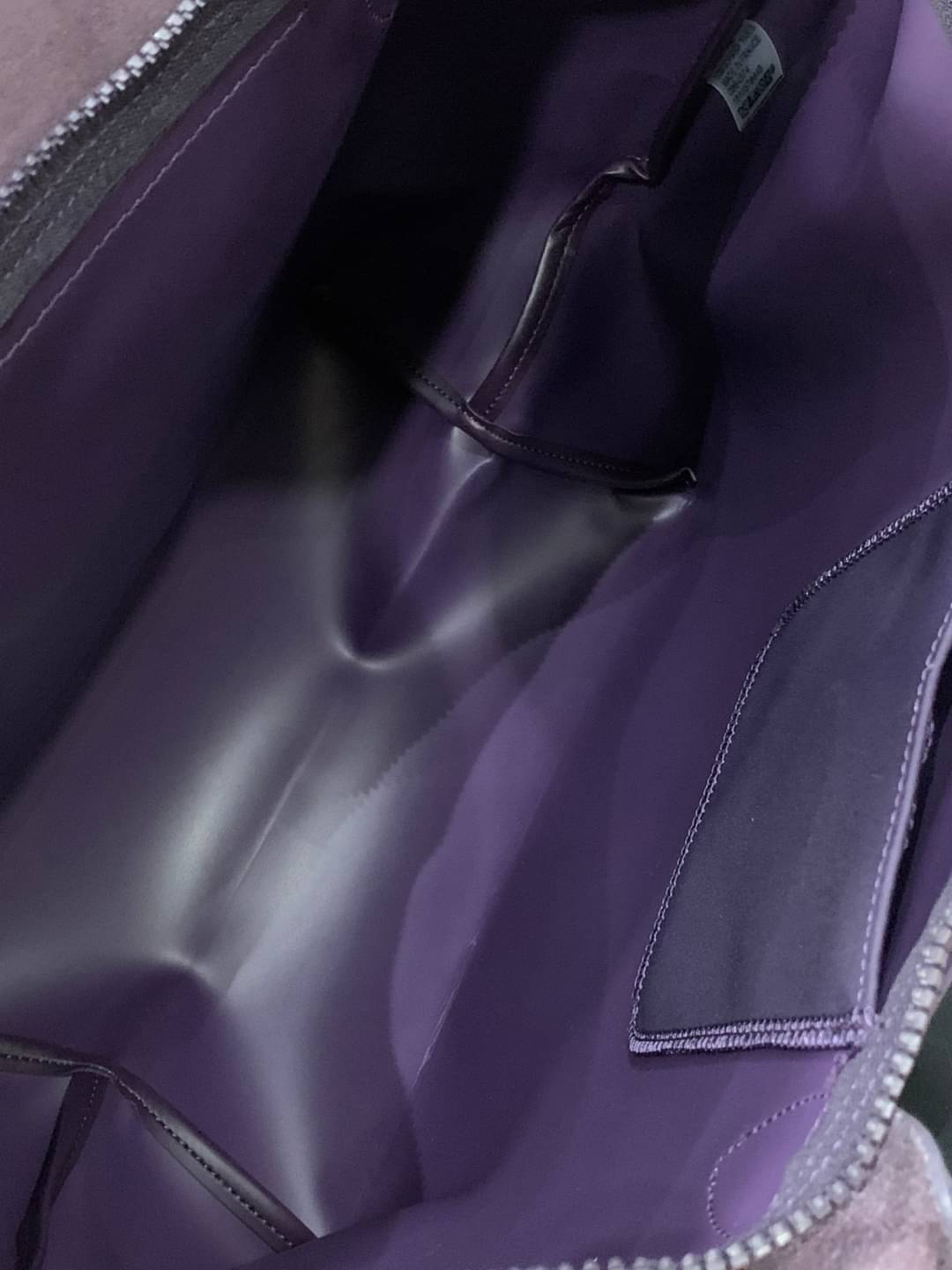 Longchamp Le Pliage Neo Size M มาพบกับกระเป๋ารุ่นยอดนิยม ที่สาวๆ ต้องมีไว้เก็บไว้สักใบ กระเป๋าโท้ทใบนี้ มาพร้อมกับสีที่มีสไตล์เรียบง่าย มีสายสะพายยาวช่วยให้คุณสามารถสะพายไหล่ได้อย่างสบาย ในขณะที่ที่ปิดแบบซิปช่วยให้คุณมั่นใจได้ว่าของด้านในมีความปลอดภัย Le 