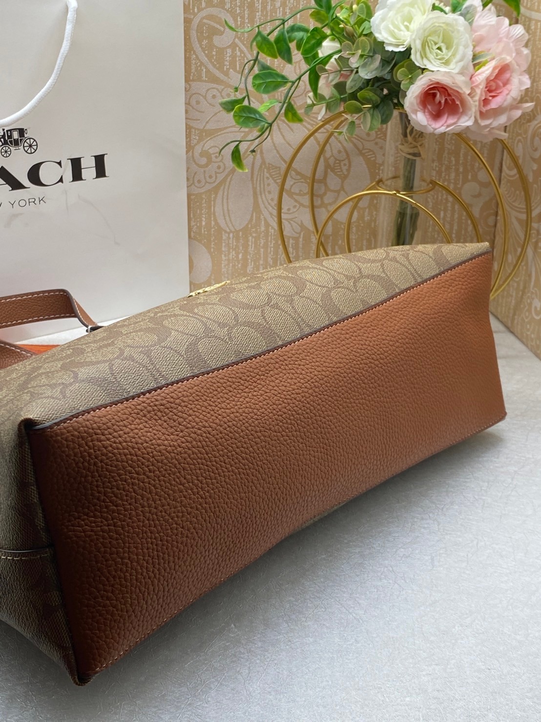 Coach Logan Carryall In Signature Canvas / COACH Tote In Signature Canvas Bag กระเป๋าทรงโท้ท พร้อมสายผ้าสปอร์ต ภายในโล่งกว้าง มีหูจับในตัวและสายครอสบอดี้ ปรับระดับได้ รับไอเท็มนี้ไปใช้ยังไงก็ไม่มีวันเบื่อจ้า เอาอยู่ทุกลุค ทุกวัน!!