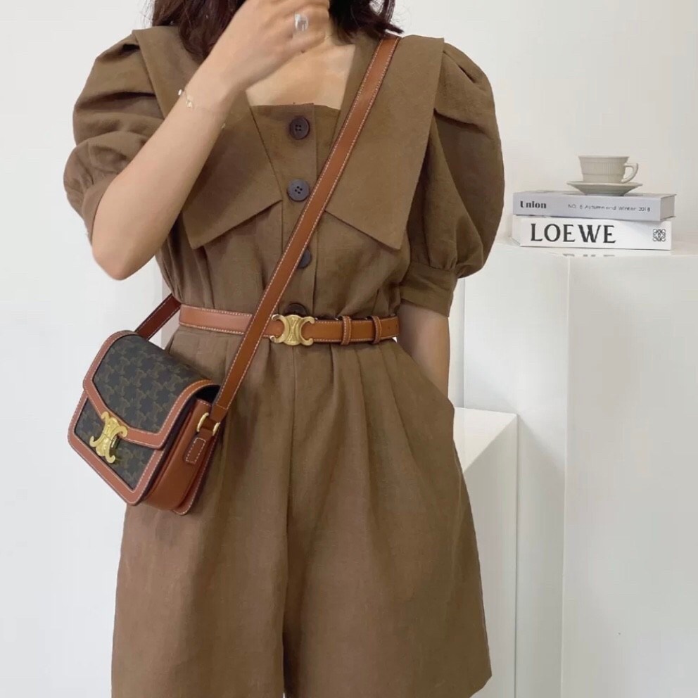 พร้อมส่งรุ่นขายดี!! CELINE CROSSBODY VIP GIFT WITH PURCHASE GWP กระเป๋าพรีเมี่ยมกิ๊ฟ Limited จาก PARFUME DUTYFREE COUNTER สวยอยู่ทรงเปิดปิดด้วยตัวล้อคด้านหน้า ภายในมีช่องใส่ของหลัก พร้อมช่องซิป ใส่กระเป๋าสตางค์กลาง + มือถือได้ ทรงนี้กำลังมาแรงมาก แมชต์ลุค