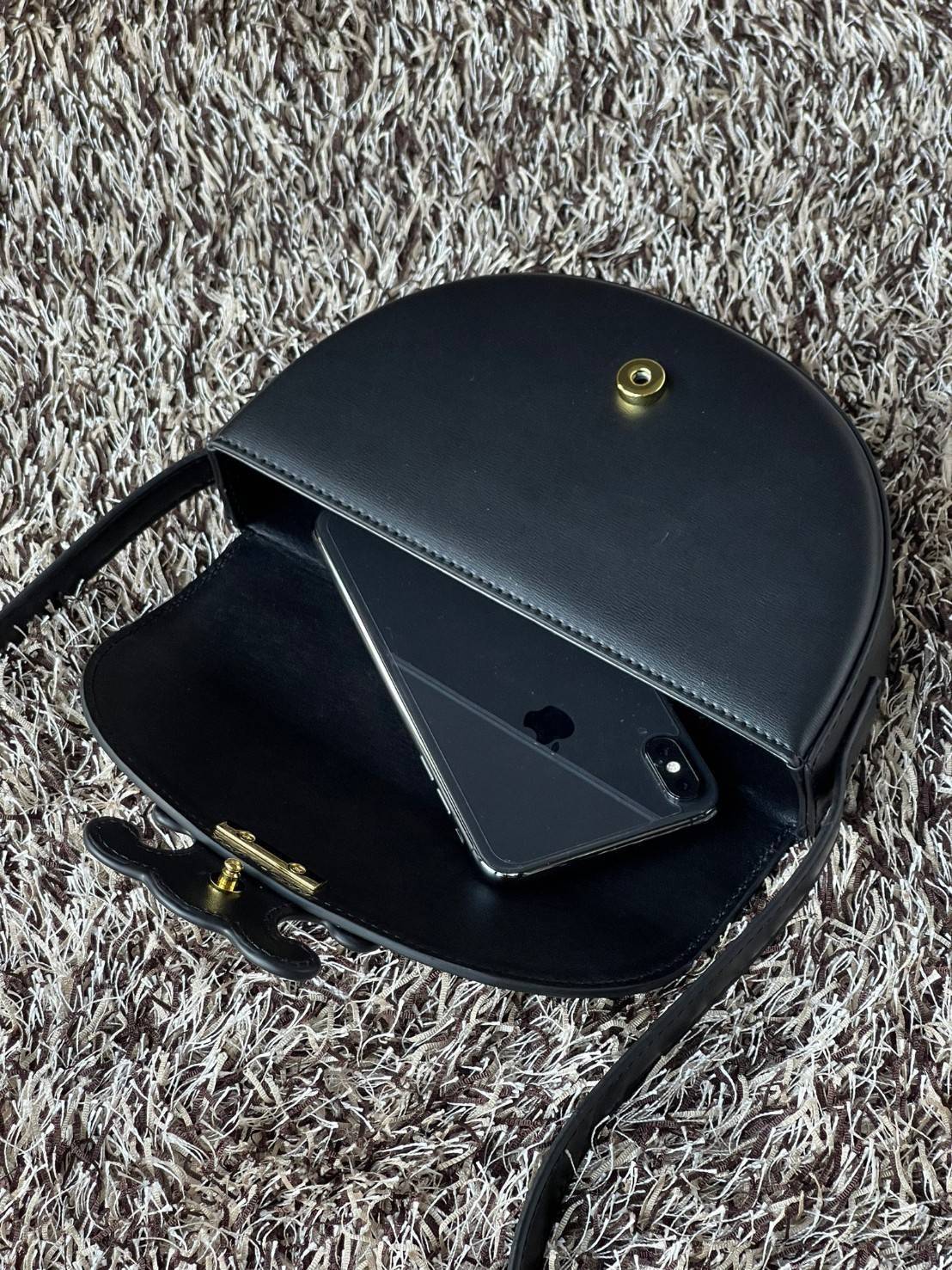 CELINE BESACE CUIR TRIOMPHE IN SMOOTH กระเป๋ารุ่นนี้นำเสนอในรูปทรงฮาล์ฟมูนที่ตอนนี้กำลังงมาแรง เปิดด้วยกระดุมแป๊กเพื่อเผยให้เห็นช่องภายในที่กว้างขวางและกระเป๋าด้านในแบบแบน คุณสมบัติที่โดดเด่นอีกอย่างของกระเป๋าอยู่ที่โลโก้ขนาดใหญ่ รูปทรงสะดุดตา สามารถสะพาย