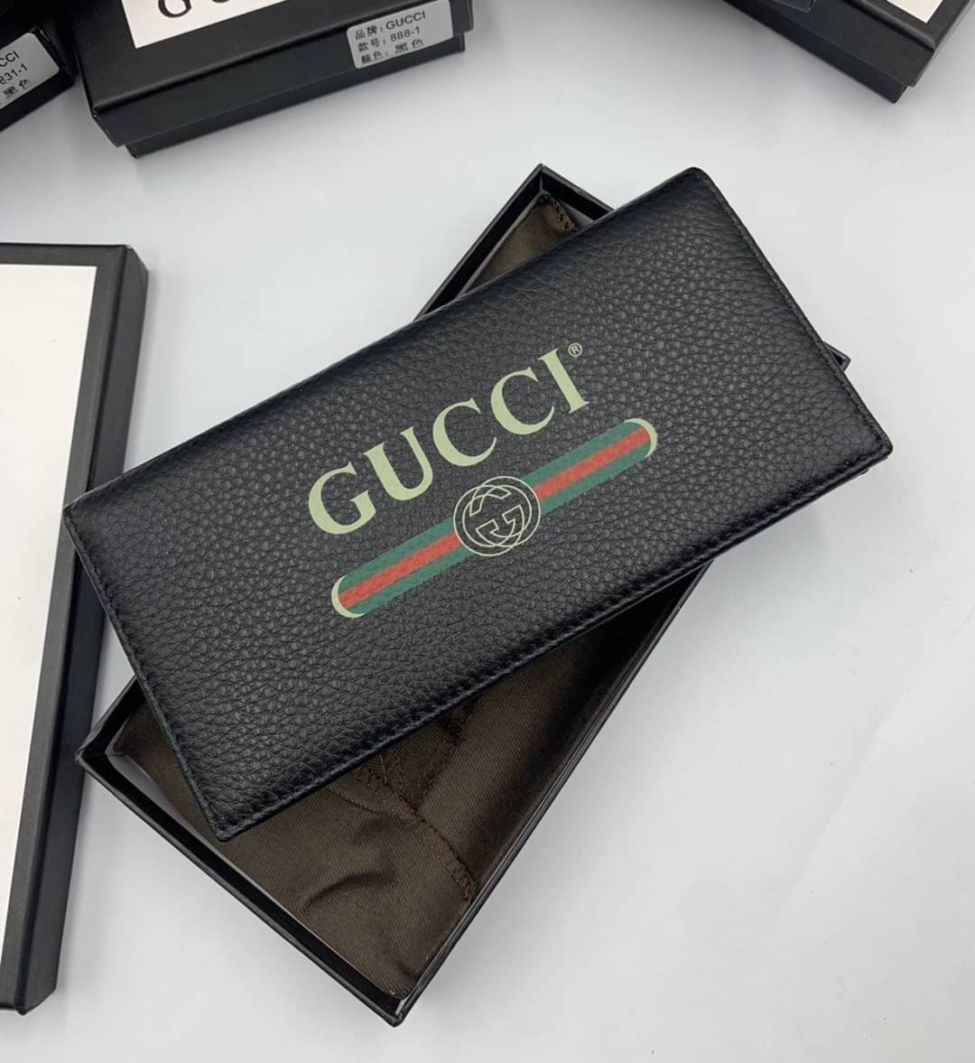 หนังแท้ GUCCI Men Long Wallet รุ่นใหม่ล่าสุด!! หนังสวยเริด ดีงามมากค่าาา กระเป๋าสตางค์ใบยาว ดีไซน์ใหม่ สวยดูหรู ถือใช้กำลังเหมาะมือ ใส่บัตรได้เยอะ ใส่ธนบัตรได้ทุกชนิด มาครบ set พร้อมส่ง!! เป็นไอเท็มที่หนุ่มๆต้องมีจริงๆจ้า 😎😎