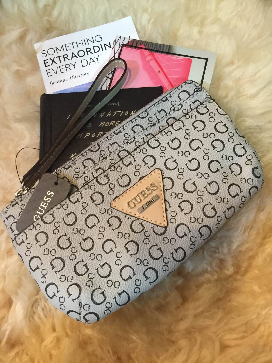 มาแว้วว! รอบนี้ห้ามพลาดนะคะ! GUESS LEATHER CLUTH BAG กระเป๋าคลัชรุ่นใหม่ล่าสุดหนังเรียบปั้มลาย G สวยอยู่ทรงดูแลรักษาง่าย มีสายคล้องมือ เปิดปิดด้วยซิปสะดวกใช้ ด้านหน้าประดับโลโก้แบรนด์อะไหล่เงิน ภายในมีช่องใส่บัตร สามารถใส่แบงก์พัน / บัตรเครดิต / iphone7+ 