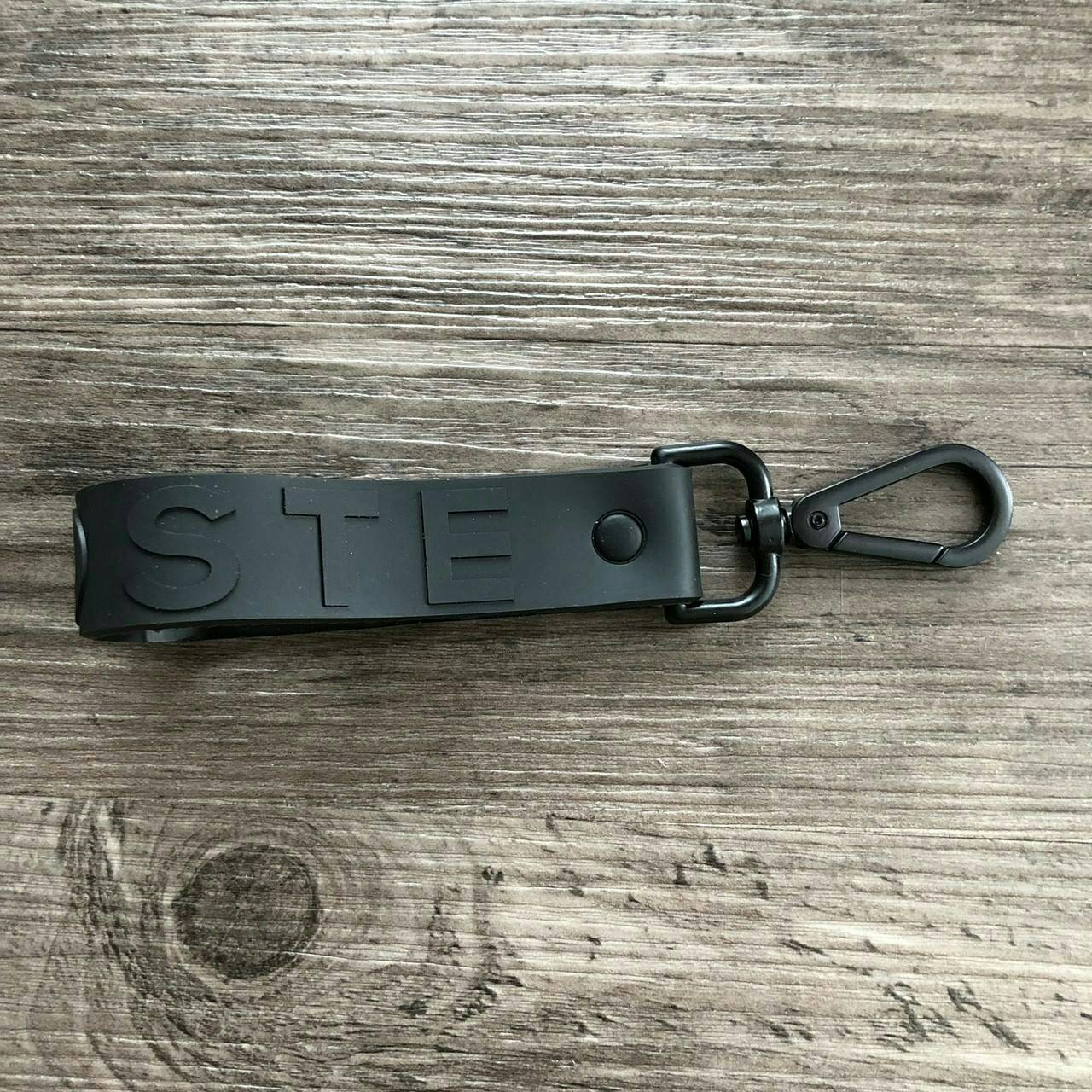 LACOSTE Short Wallet with Key Set กระเป๋าสตางค์ใบสั้น Set สุดคุ้มมอบให้เป็นของขวัญหรือใช้เองก็แนะนำค่ะ อุปกรณ์ : มาพร้อมพวงกุญแจ + ถุงกระดาษแบรนด์ + กล่องแบรนด์