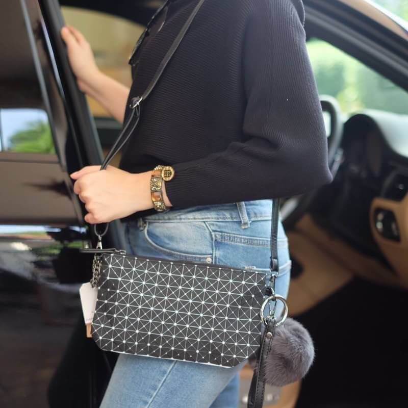 💥รุ่นขายดี สีเข้าเพิ่มค่า !!! เอาใจสาวๆ ที่ต้องการหากระเป๋าสะพายข้างใบเล็กๆเบาๆ สะพาย cross body สวย สะพายจบในใบเดียว แนะนำใบนี้เลยค่า อะไหล่ดำ เรียบหรูมากคะ จากแบรนด์ David Jones ตัวกระเป๋าสะพาย ปรับเก็บสายถือเป็น clutch bag ได้คะ มีสายคล้องข้อมื