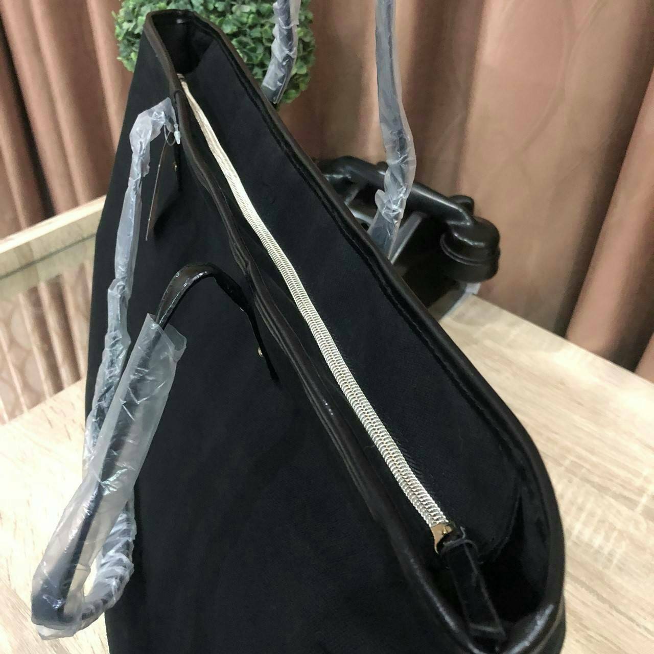 VICTORIA’s SECRET Black and Gold Carryall Zippered Tote Bag กระเป๋าถือหรือคล้องบ่า สไตล์sport วัสดุผ้าแคนวาส ด้านหน้าสกรีนโลโก้เป็นสีทองบนพื้นสีดำดูโดดเด่น เปิดปิดด้วยซิปเดียวด้านบน ภายในกว้าง ใส่เสื้อผ้าสัมภาระสำหรับออกทริปหรือเล่นกีฬา/โยคะ ใบนี้จัดได้เล