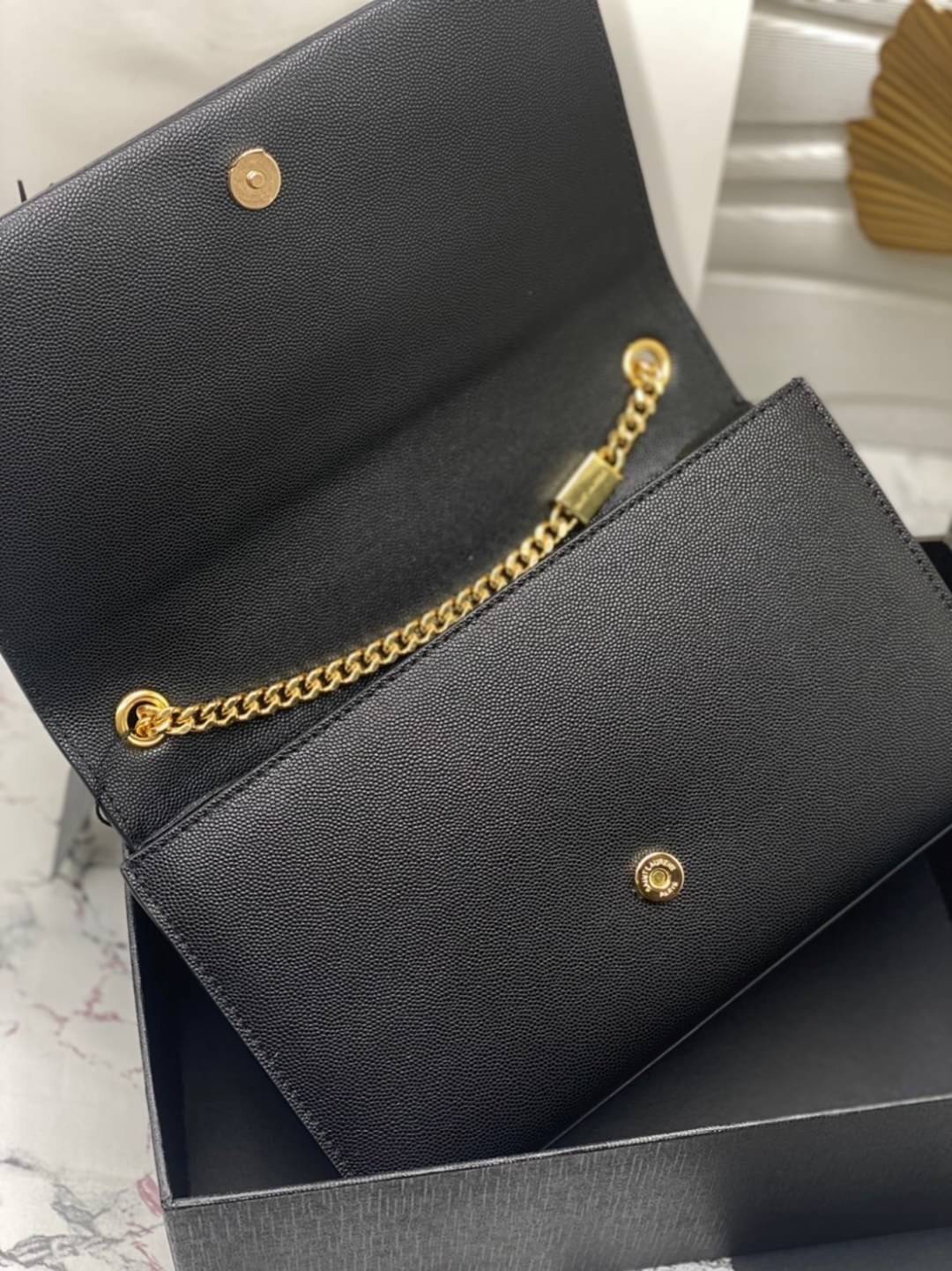 YSL kate medium chain bag in grain de poudre embossed leather 24cm กระเป๋าสะพายแบรนด์หรู รุ่นฮิตลอดกาล งานสวยดูดีมีระดับ ปั้มทุกจุด ขนาดกระทัดรัดกำลังดี มาพร้อมาสะพายโซ่ยาว เลื่อนปรับเป็น 2 แถว เพื่อสะพายเป็นสายสั้นได้ ด้านในโล่งกว้าง ใส่กระเป๋าสตางค์ใบยา