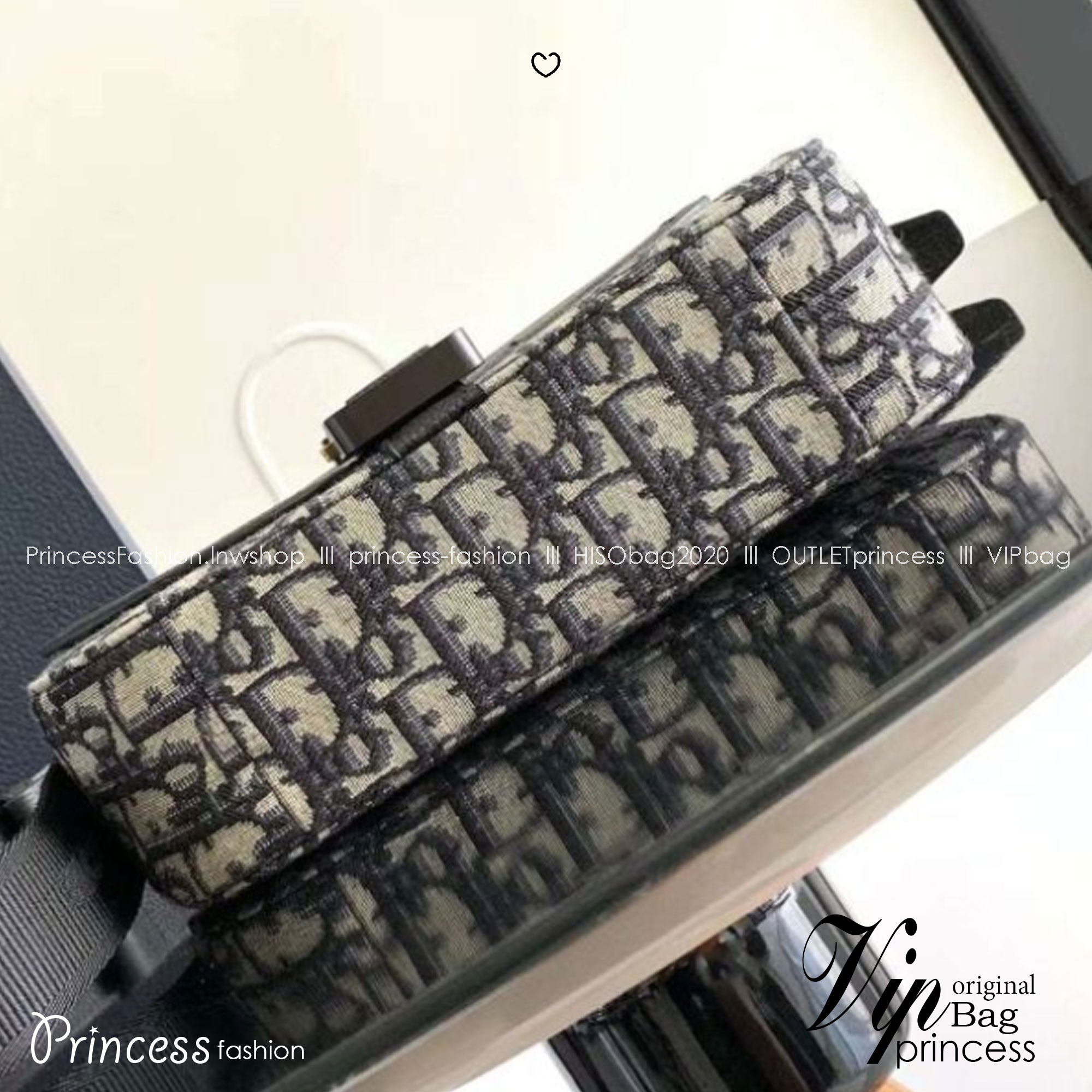 Large DIOR Saddle Messenger Bag with Flap 30cm กระเป๋าทรงแมสเซ็นเจอร์รุ่นยอดนิยม ท่านชายควรมีมากค่า ใบใหญ่จุของได้เยอะ สวยหรูดูดีมีระดับ ต้องยกให้รุ่นนี้เลยค่ะ 🤍 เกรดท็อปออริ เกรดดีสุด