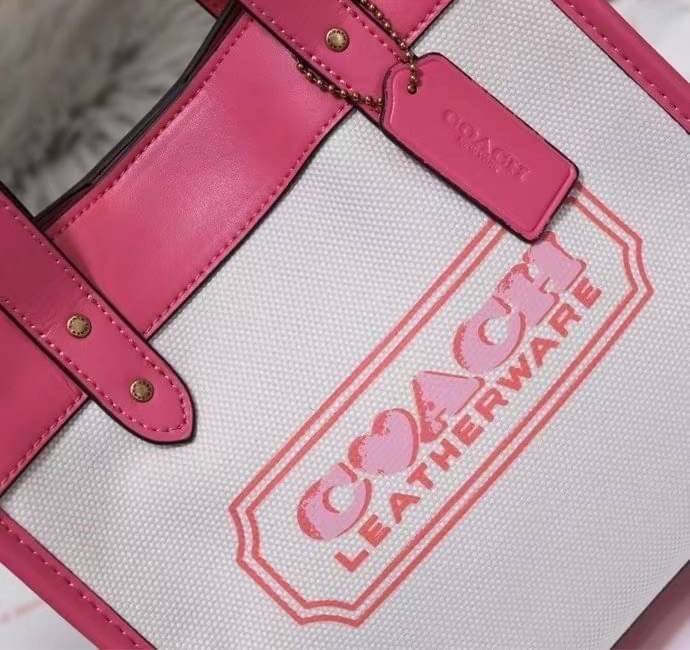OUTLET 】COACH FIELD TOTE 22 WITH HEART กระเป๋าทรงสี่เหลี่ยม จุของได้มากมายสำหรับทุกโอกาส ด้านในมีช่องซิปไว้ใส่ของจุกจิกได้ มีป้าย Coach ตัวใหญ่ติดอยู่ ทำจากหนังฟอกฝาดและผ้า Signature Jacquard มีสายใหญ่ที่มีน้ำหนักเบา ออกแนว sport ใช้ได้สำหรับสะพายไหล่หรือ