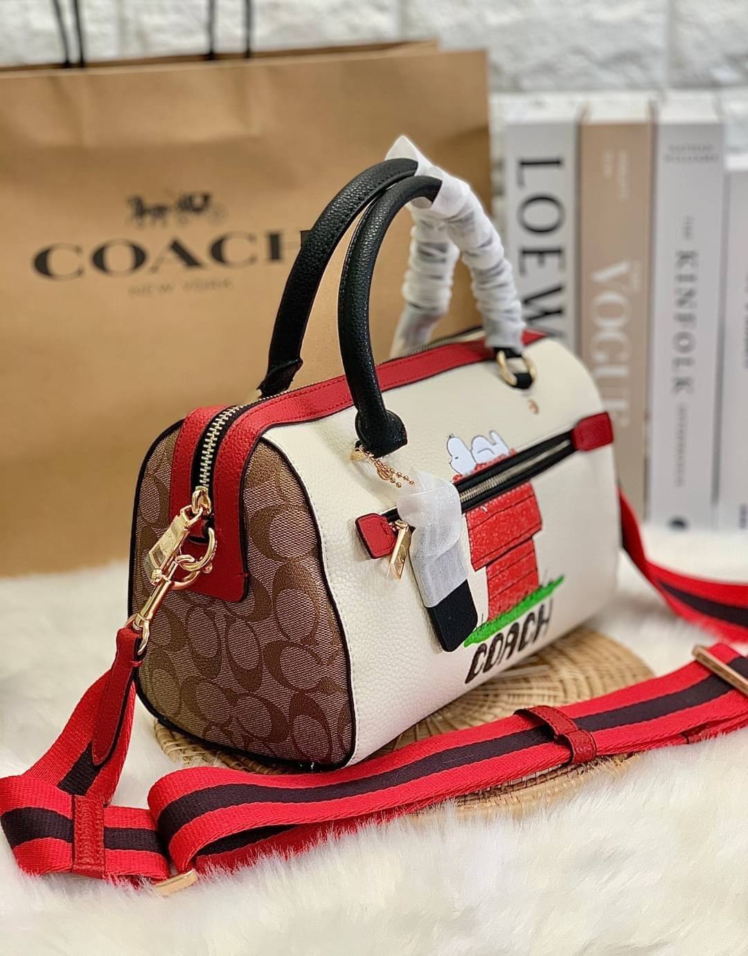 LIMITED EDITION💥 🌈สวย+คุณภาพ สินค้าต้องมีค่า Coach X Peanuts Rowan Satchel With Snoopy ((C6164)) พร้อมส่งที่ไทย ใหม่ล่าสุด ห้ามพลาดค่าา! สวยกันให้สุด กับกระเป๋าทรงหมอน ขนาดกลางกำลังดี หนังแท้นิ่ม ลายหนังสวยงามมากๆค่ะ 🔺ด้านหน้ามีโลโ