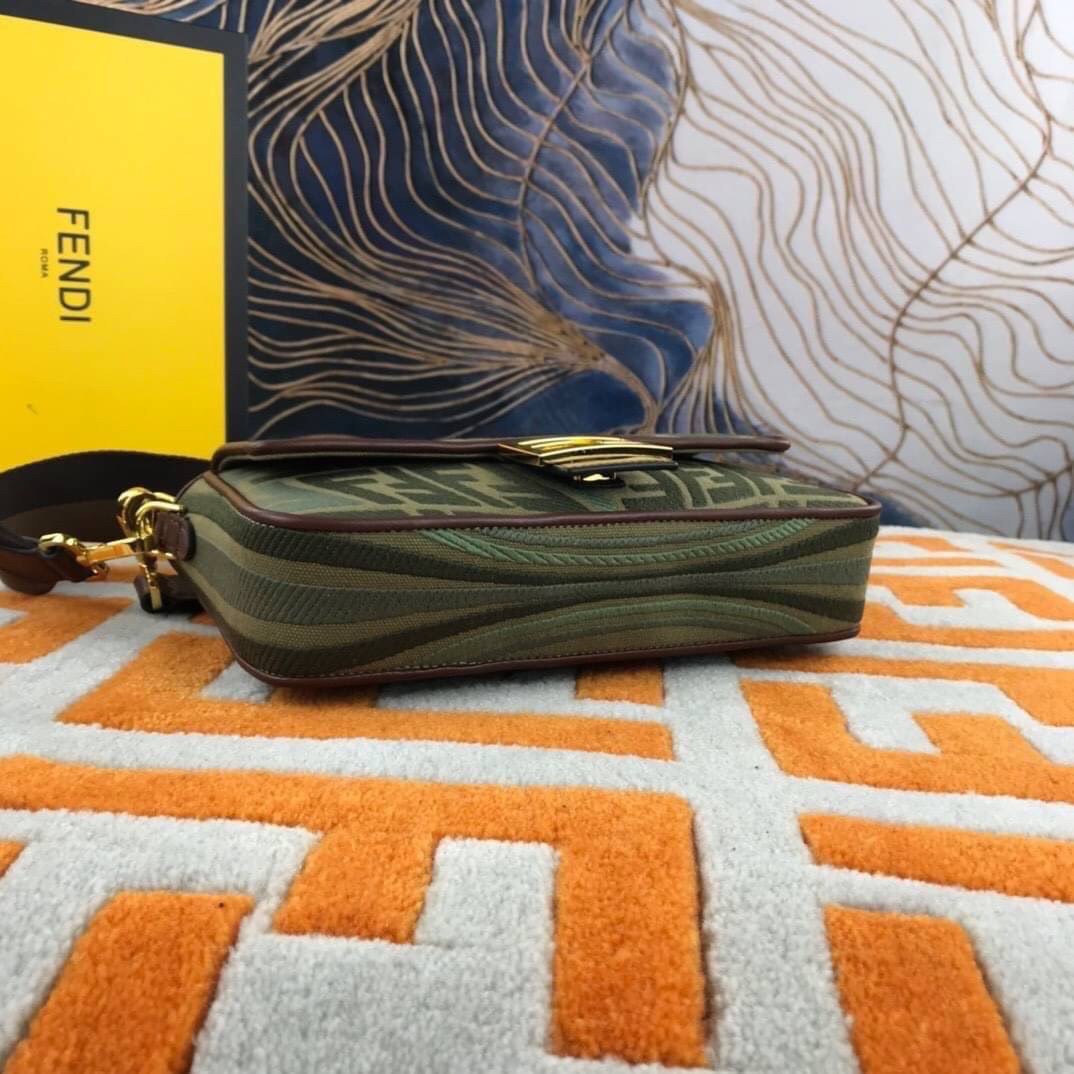 VIP GIFT 】FENDI BAGUETTE SUMMER 2021 CANVAS SHOULDER BAG กระเป๋าสะพายพรีเมี่ยมกิ๊ฟ หายาก สีคัลเลอร์ฟูลสุดใส โดดเด่น ดีไซน์ปั๊มโลโก้รอบใบ วัสดุผ้าแคนวาส ทนทาน มาพร้อมสาย 2 แบบ สำหรับคล้องแขน และสายครอสบอดี้สีทูโทน เปิด-ปิดด้วยกระดุมแม่เหล็ก ภายในเป็นช่องโล