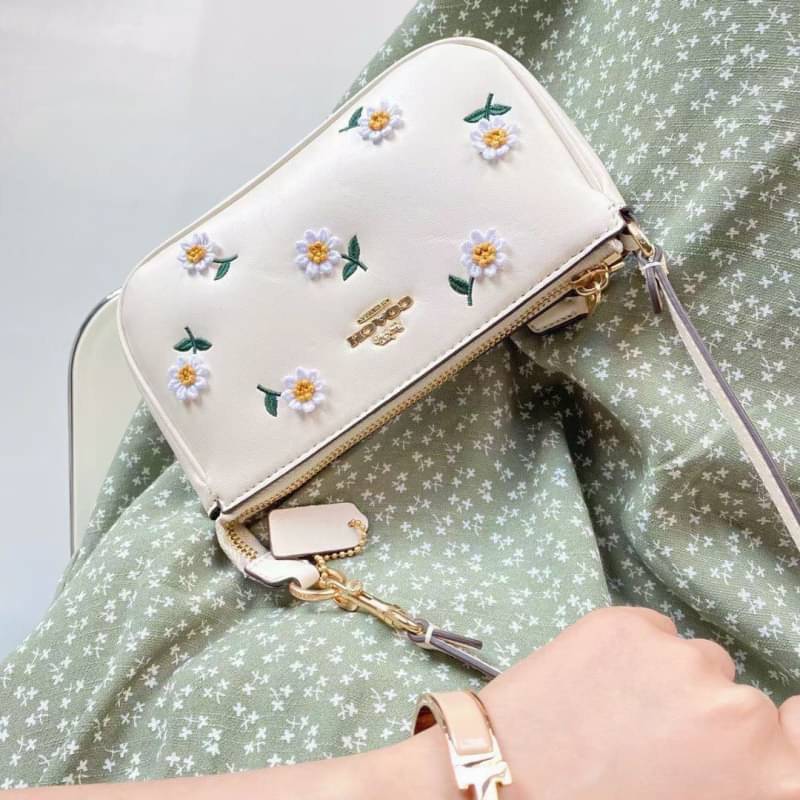 สวยจริงๆจ้าา🌸 COACH NOLITA DAISY BAG ((3356)) พร้อมส่งทันทีค่ะ! กระเป๋าหิ้ว//คล้องไหล่ หนังแท้เรียบสวย 🌸จุดเด่นด้านหน้าปักดอก Daisy แบบ3D นูนขึ้นมาสวยงามสะดุดดตามากๆค่ะ