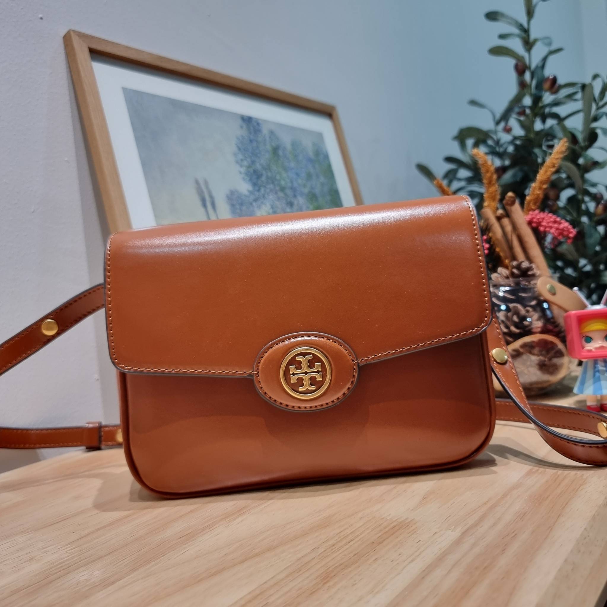 TORY BURCH ROBINSON SPAZZOLATO CONVERTIBLE SHOULDER BAG คอลเลคชั่นใหม่ สวยก่อนใคร ในราคาสุดคุ้ม! กับกระเป๋าสะพายไหล่ ดีไซน์สุดหรู หนังแก้วเงาสวยคม สีผู้ดี รูปทรงใช้งานได้ทุกลุค