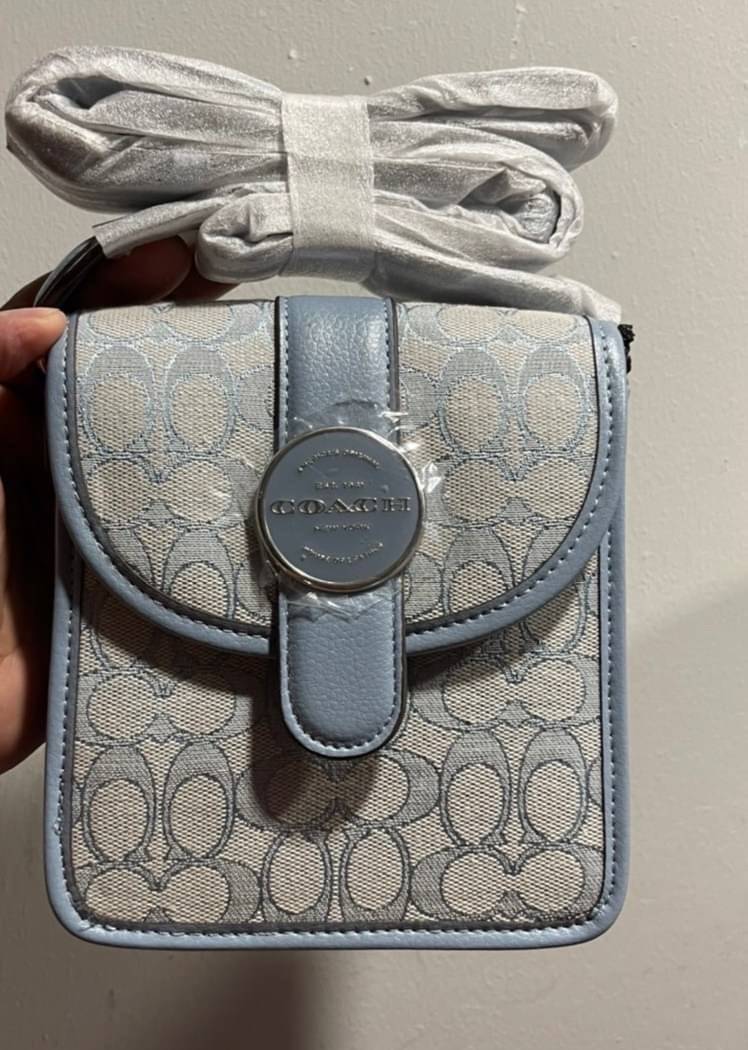 COACH North/South Lonnie Crossbody In Signature Jacquard C8321 ภาพสินค้าถ่ายจากงานขายจริง ใช้งานต่างประเทศได้