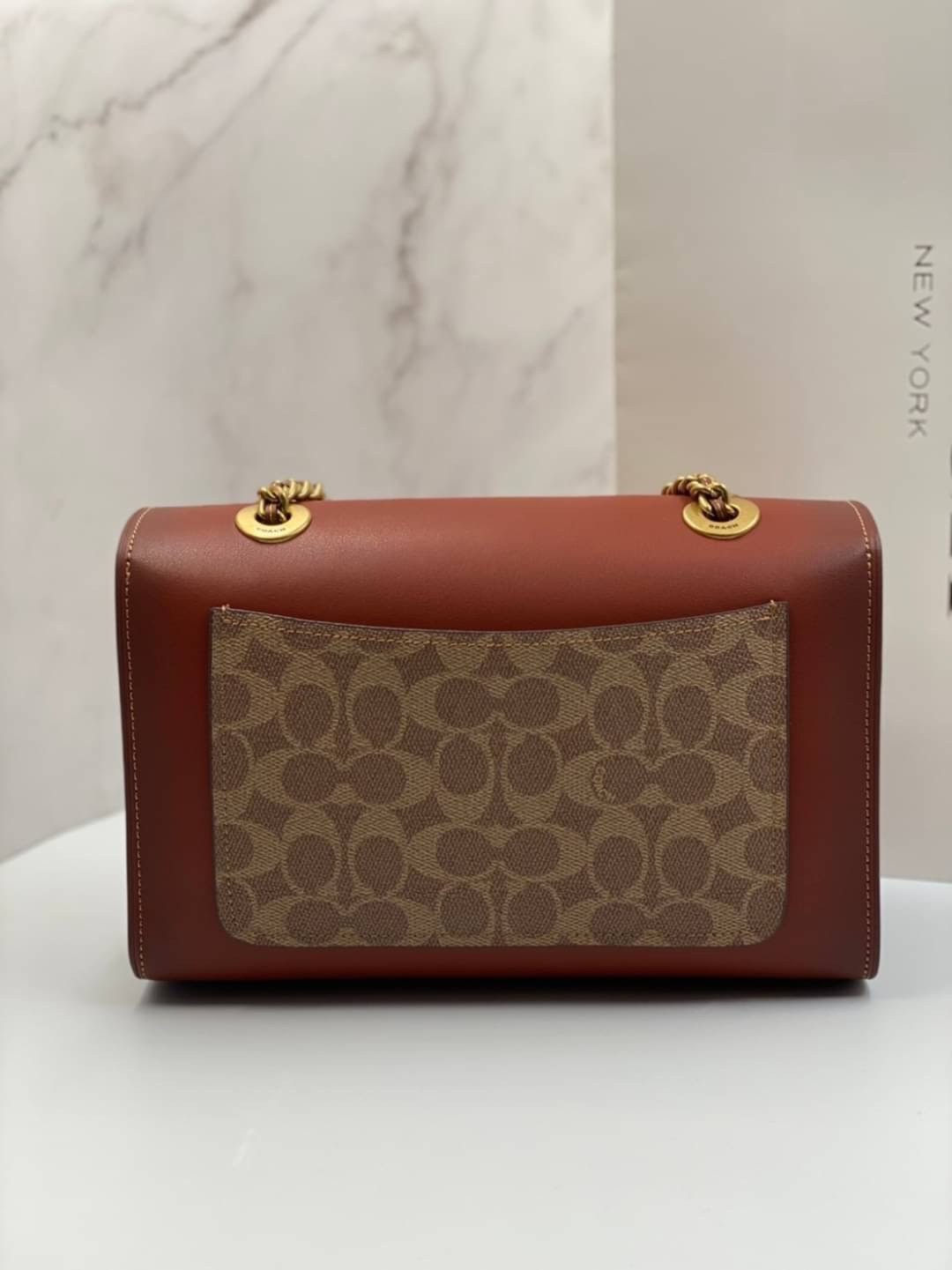 COACH 30585 PARKER IN SIGNATURE CANVAS With Tea Rose สินค้าใหม่ทรงน่ารัก ใช้แล้วดูแพงมากกก มีช่องใส่ขนาดกว้าง ใส่ของได้จำนวนมาก สามารถสะพายข้างแบบโซ่คู่ แบบคุณนาย หรือสะพายเป็น crossbody โดดเด่นด้วยลายsignature coach ใครยังไม่มีห้ามพลาดดดเลยนะ ของสวยจริง