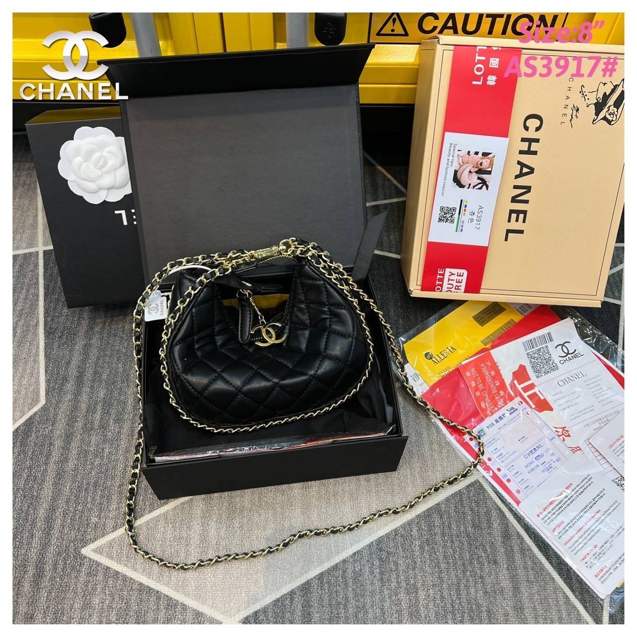 Chanel Pouch Hot item 2023 กระเป๋าสะพายกึ่งพอช ใบเล็กน่ารักน่าใช้ ถือไปไหนก็อัพลุคปัง วัสดุหนังแกะ สัมผัสนิ่มมือ หูจับในตัว ปรับได้อีกเล็กน้อย มาพร้อมสายสะพายโซ่ ความยาวกำลังดี