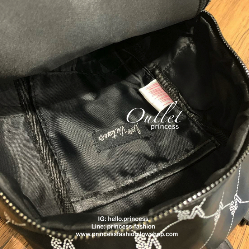 VICTORIA'S SECRET Monogram Mini Citypack กระเป๋าเป้รุ่นใหม่ ดีไซน์สวยเรียบหรู วัสดุหนังเรียบลาย Monogram Cool ขนาดกลางกำลังดี ใส่มินิไอแพค กระเป๋าสตางค์ยาวได้ น้ำหนักเบา เปิดปิดด้วยซิปเดียวหางซิปยาวสกรีนโลโก้แบรนด์ สายสะพายโซ่ต่อหนังแบบเข็มขัดปรับระด