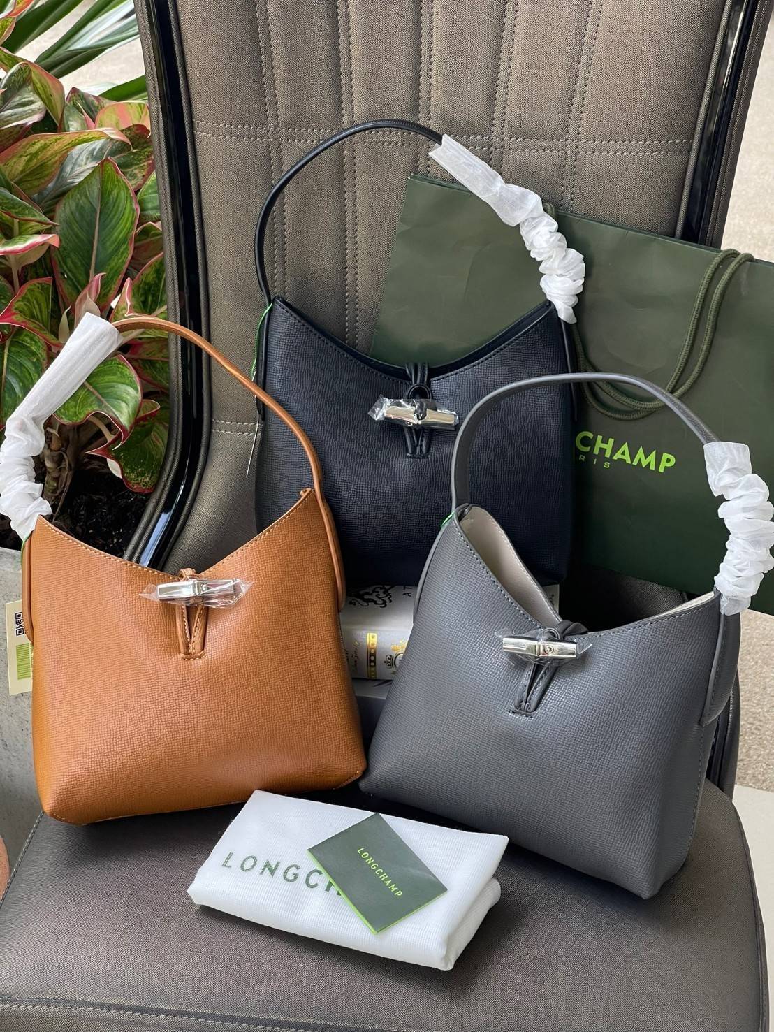 Longchamp ROSEAU Sac porté épaule XS กระเป๋าสะพายไหล่ซึ่งเป็นหนึ่งในแฟชั่นไอเทมที่สาว ๆ ส่วนใหญ่จะต้องมีไว้ใช้งานกันอย่างน้อยคนละหนึ่งใบแน่นอน ใช้งานสะดวก คล่องตัว ทั้งยังมีดีไซน์ให้เลือกหลากหลายตั้งแต่แบบหรูหรา น่ารักสดใส ไปจนถึงเรียบโก้ ให้คุณเลือกหยิบม