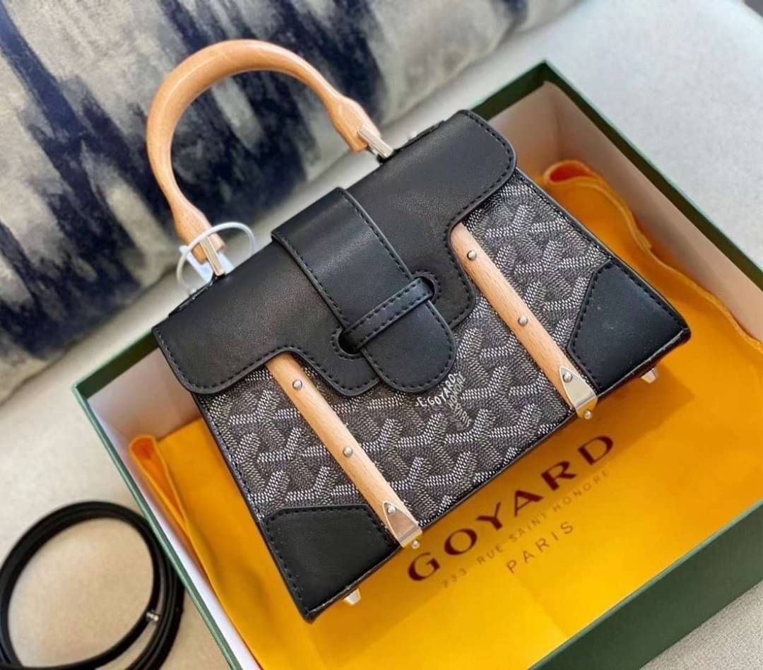GOYARD Saigon Structure Mini Bag คุ้มค่าและ exclusive ที่สุดกระเป๋าทรงโท้ทไซส์มินิ ดีไซน์ล้ำ โดดเด่นด้วยรูปทรงและมือจับไม้สังเคราะห์ ที่ไม่เหมือนใคร และเพิ่มลูกเล่นด้วยสายคาด ใช้งานได้ทุกสถานการณ์ หยิบใช้วันไหนๆ ก็ตอบโจทย์ได้หมดน้า