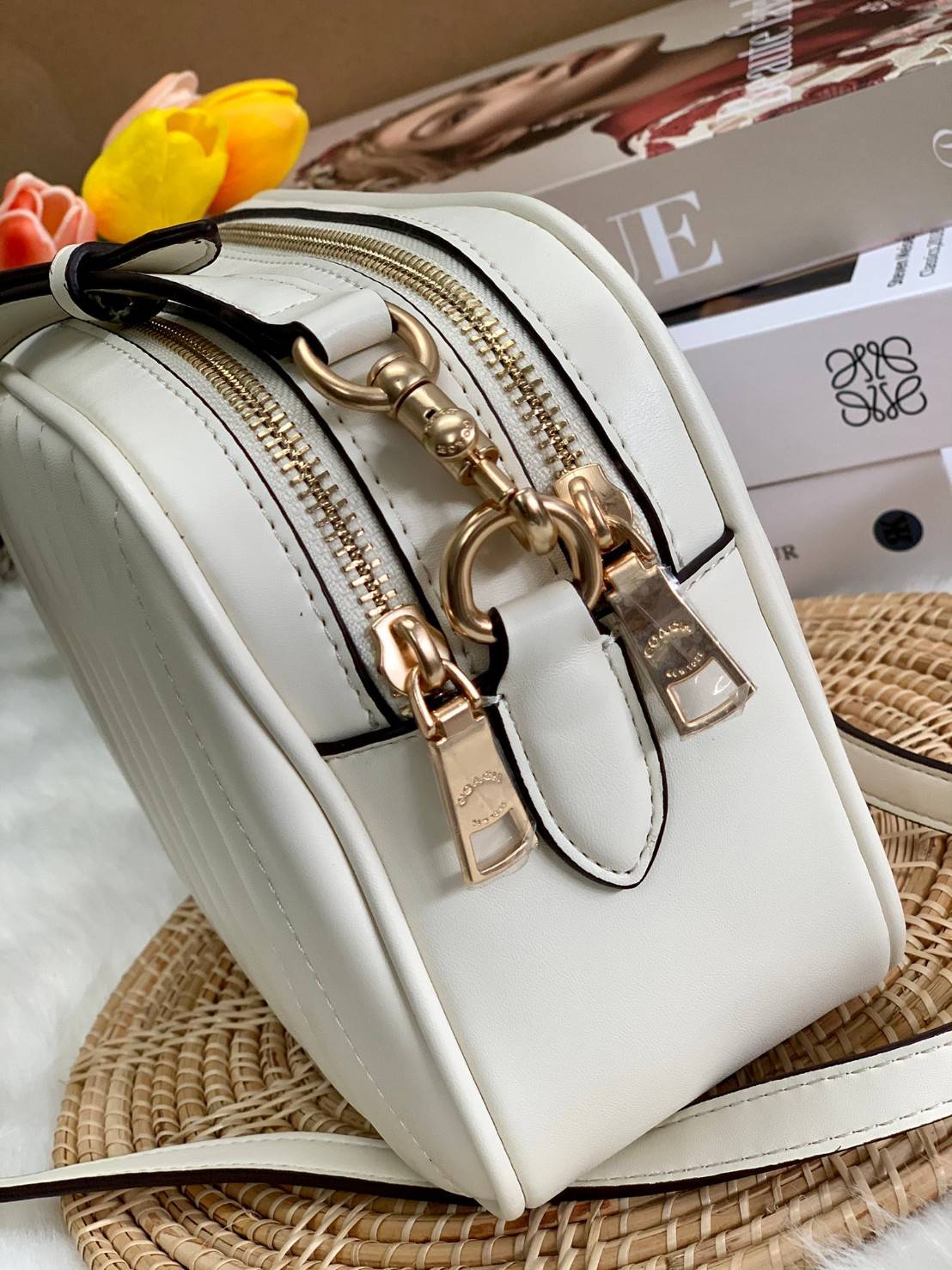 COACH C1569 JES CROSSBODY WITH LINEAR QUILTING ใหม่ล่าสุด!! กระเป๋าสะพายข้าง รุ่น 2 ซิป ใบใหญ่จุใจ ดีไซน์ใหม่ เพิ่มลูกเล่นให้ดูหรูหรายิ่งขึ้น วัสดุหนังสังเคราะห์บุเป็นลายเส้นสวยงาม เปิด-ปิดด้วยซิป 2 ช่องหลัก ใช้งานง่าย ทรงสวยมากๆรุ่นนี้ มาพร้อมสายสะพาย cr