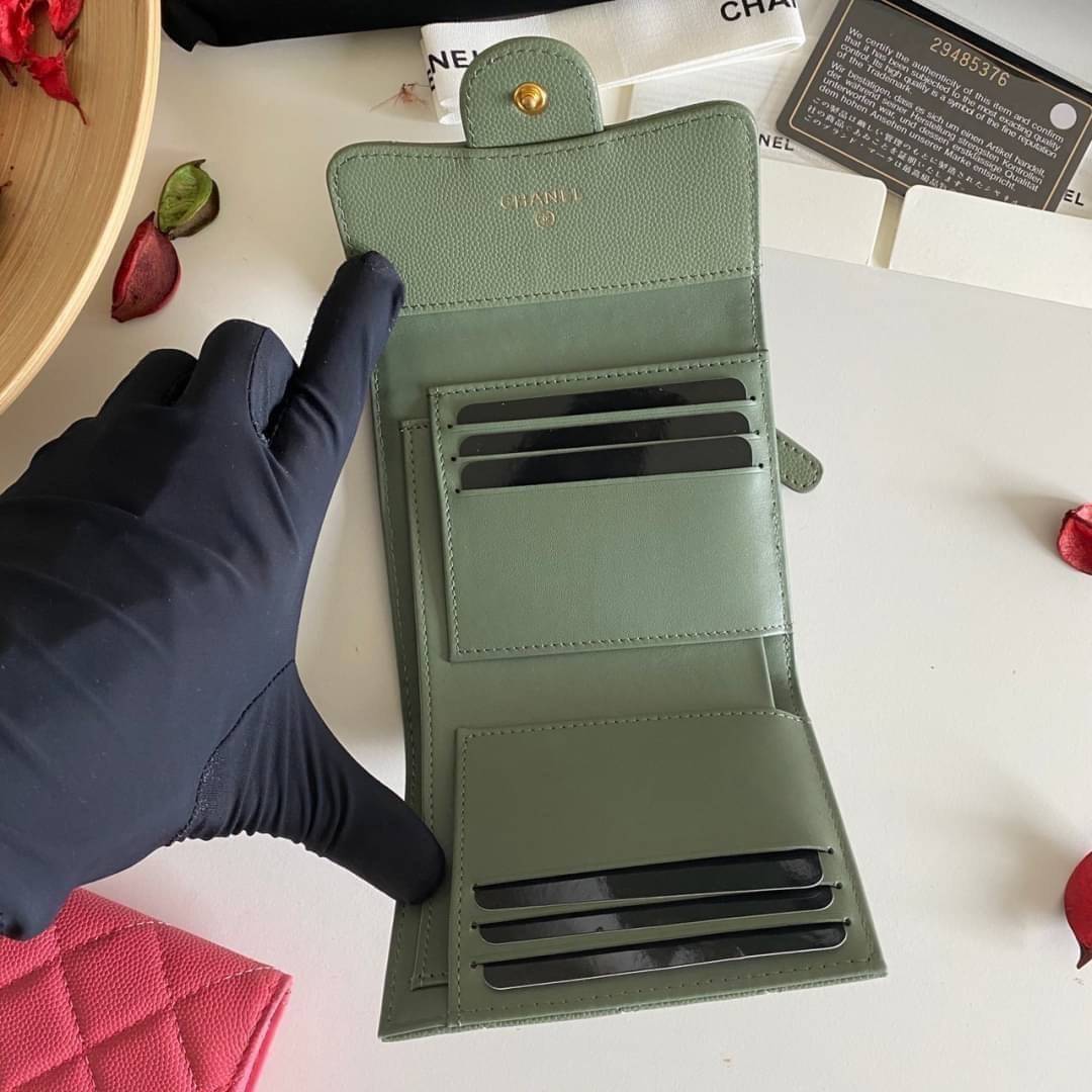 หนังแท้ Chanel Classic small wallet caviar 3 พับ พร้อมส่งที่ไทย รุ่นยอดนิยมไอเท็มฮิตวัสดุหนังแท้คาเวียร์สวยคลาสสิคเปิดปิดด้วยฝาปิดกระดุมด้านหน้ามีโลโก้แบรนด์อะไหล่ทองสวยหรูดูดี ตัวจริงสวยน่าใช้ Chanel mini นาทีนี้กำลัง in สุดๆ ภาพสินค้าถ่ายจากงานขายจริง ใ