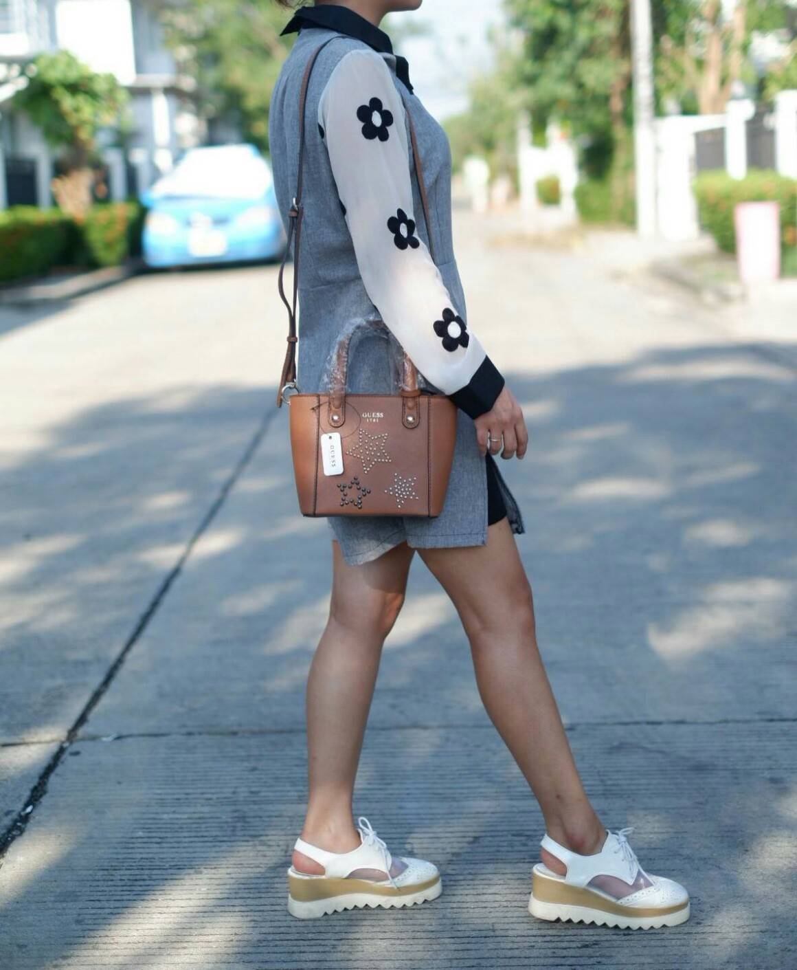 GUESS DELANEY SAFFIANO MINI CROSSBODY BAG WITH STAR กระเป๋าถือหรือสะพาย GUESS FACTORY วัสดุหนังลาย Saffiano ประดับอะไหล่เงินรูปดาวสุดชิค ขนาดกำลังดี น้ำหนักเบา ด้านหน้าประดับ logo พร้อมกับ พวงกุญแจ Signature แบรนด์ที่หูหิ้ว ถอดเเยกใช้ได้ เปิดปิด ด้วยซิป ภ