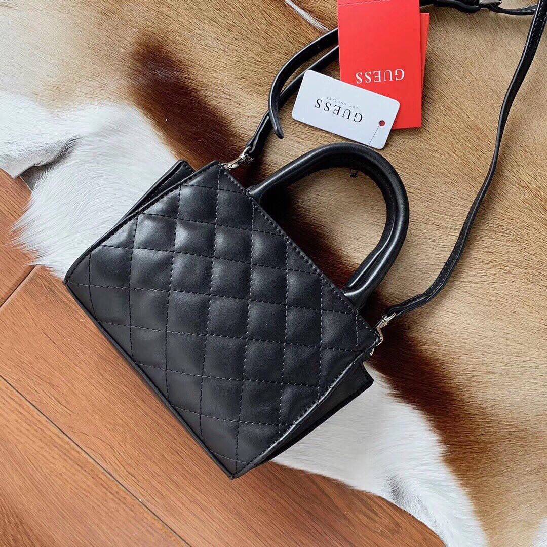 GUESS ELLIANA QUILTED MINI SATCHEL BAG กระเป๋าสะพายรุ่นยอดนิยม วัสดุ PU คุณภาพดี นิ่ม น้ำหนักเบาด้านหน้าประดับด้วยโลโก้แบรนด์สุดหรู เปิดปิดกระเป๋าด้วยซิปสะดวกใช้ ด้านในกว้างมีช่องซิปสำหรับใส่ของ ใส่มือถือได้ทุกรุ่น ซับในลายแบรนด์ สายสะพายหนังเลื่อนปรับระด