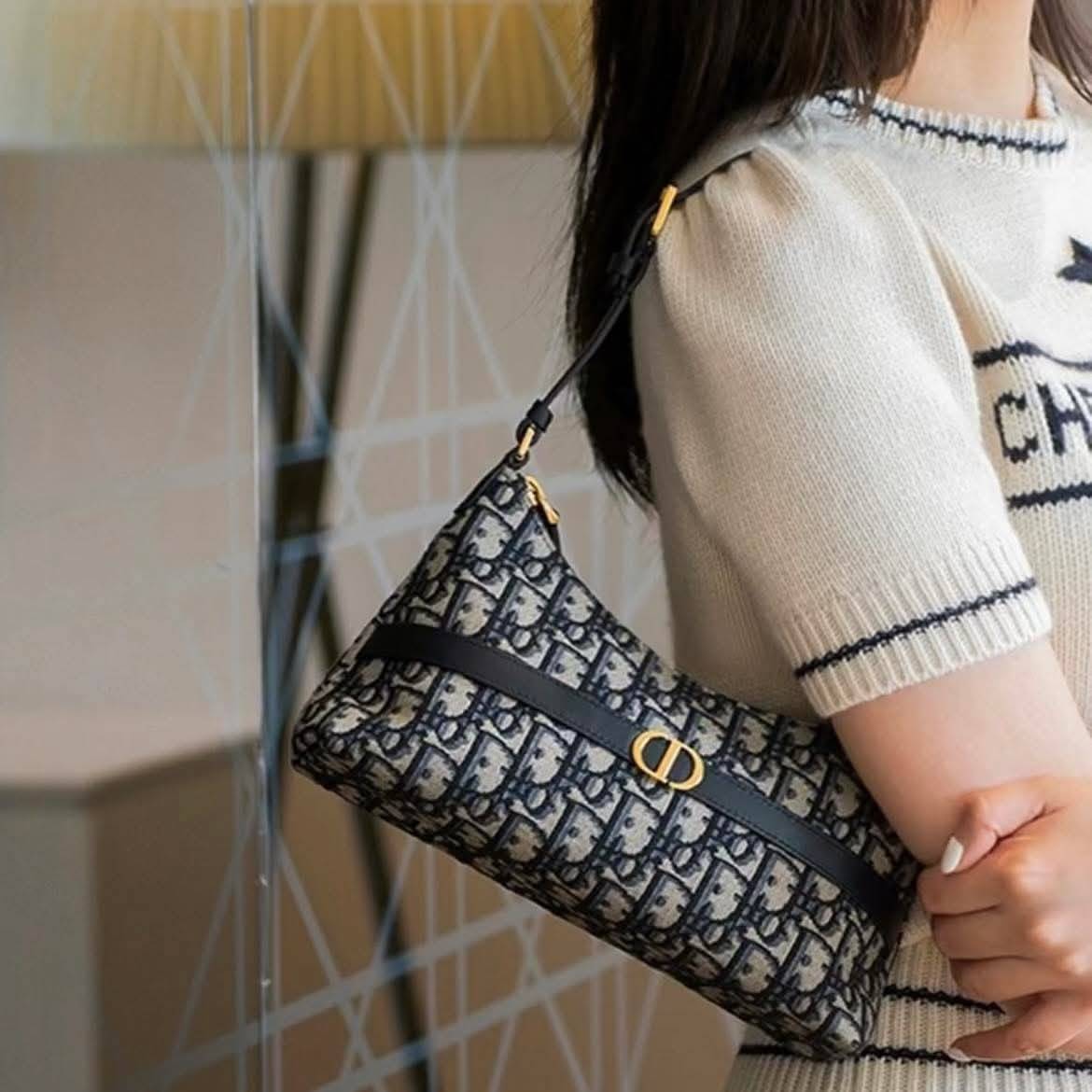 DIOR 30 MONTAIGNE CIGALE MINI BAG ใหม่ล่าสุด กับกระเป๋าสะพายโฮโบมินิไซส์ ที่ไม่ได้เล็กอย่างที่คิด เพราะใบนี้สามารถใส่ของสำคัญได้ครบ ดีไซน์สวยคลาสสิค เรียบแต่โก้ น้อยแต่หรูหรา ใช้งานด้วยซิปรูดใช้งานง่าย