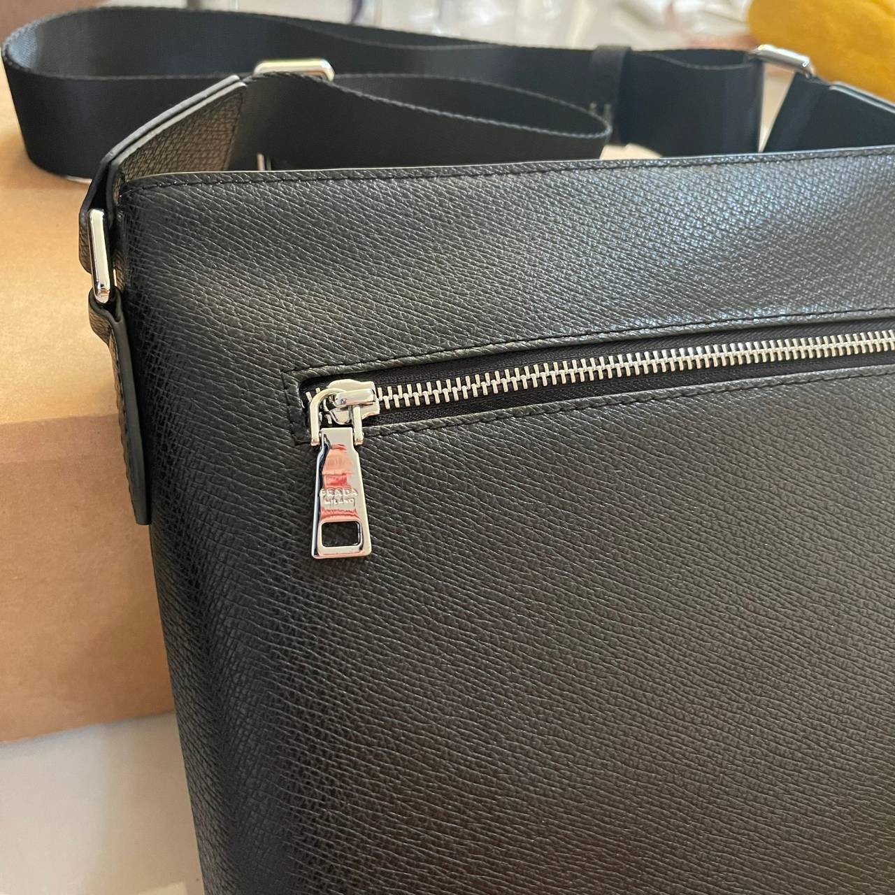 หนังแท้ PRADA SAFFIANO MAN BAG รุ่นตามหา Rare item!! กระเป๋าสะพายข้างคุณผู้ชาย งานสวยมาก เป็นหนังแท้ทั้งใบ ใส่ ipad ได้ จุของได้เยอะพอสมควรเลยค่ะ งานเรียบแต่หรูสุดๆ คุณภาพเกินราคาจริงๆ ค่าา