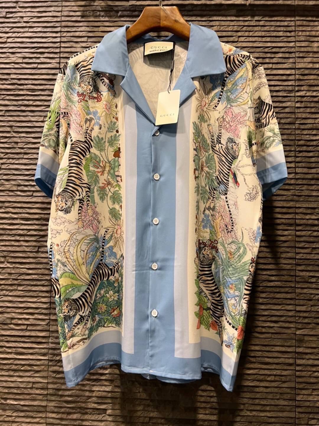 Gucci Tiger bowling shirt / Gucci Men's Shirts / Gucci Shirts งานเกรดออริจินอล พิมพ์ลายคมชัด มีป้ายแท็กที่คอเสื้อทุกตัว พร้อมส่งที่ไทย ภาพสินค้าถ่ายจากงานขายจริง ใช้งานต่างประเทศได้