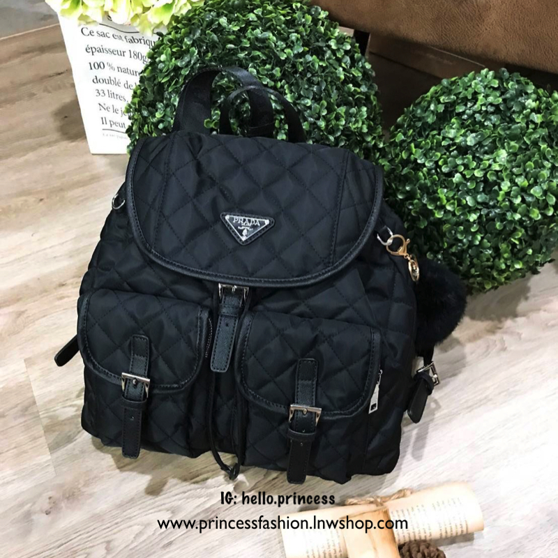 PRADA NYLON BACKPACK WITH POCKET กระเป๋าเป้ premiumbgift จากเคาน์เตอร์แบรน วัสดุ Nylon เนื้อหนา ลายตาราง คุณภาพดี ด้านหน้า มีโลโก้แบรนด์ อะไหล่เงิน มี Pocket หน้า 2 ช่อง หัวซิป และอะไหล่ปั๊มแบรนด์ พร้อมพวงกุญแจปอมสีดำ ถอดเเยกใช้ได้ค่ะ เปิดปิดด้วยฝาปิด Dra
