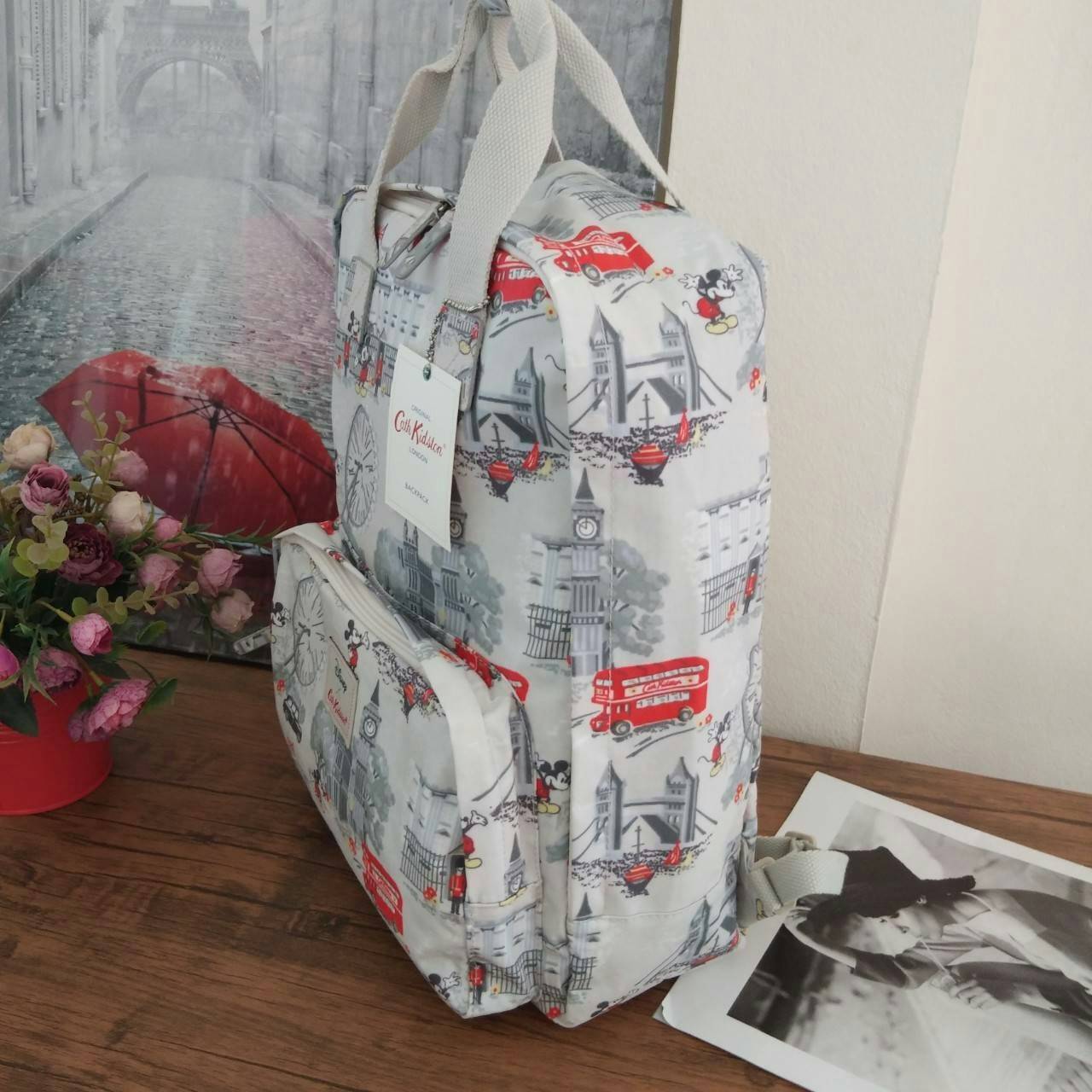 Cath Kidston Backpack Bag กระเป๋าเป้ สไตล์วินเทจ ด้านหน้ามี 1 ช่องซิป เปิดปิดด้วยซิป มีช่องหลักโล่งกว้าง และช่องเล็ก ใบนี้จุของได้เนอะ คุ้มค่าเกินราคาค่ะ
