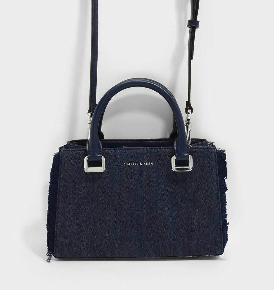 NEW! CHARLES & KEITH STRUCTURED TOP HAND BAG กระเป๋าถือหรือสะพายรุ่นใหม่ชนช็อปดีไซน์สวยอยู่ทรงขนาดกำลังดี ด้านหน้าประดับโลโก้แบรนด์ เปิดปิดด้วยแถบคาดกระดุมแม่เหล็กภายในมีช่องแบ่งแยกเป็นสัดส่วน พร้อมช่องซิปกลาง มีหมุดรองฐานกันรอยสี่มุม สายสะพายยาวถอดได้ปรั