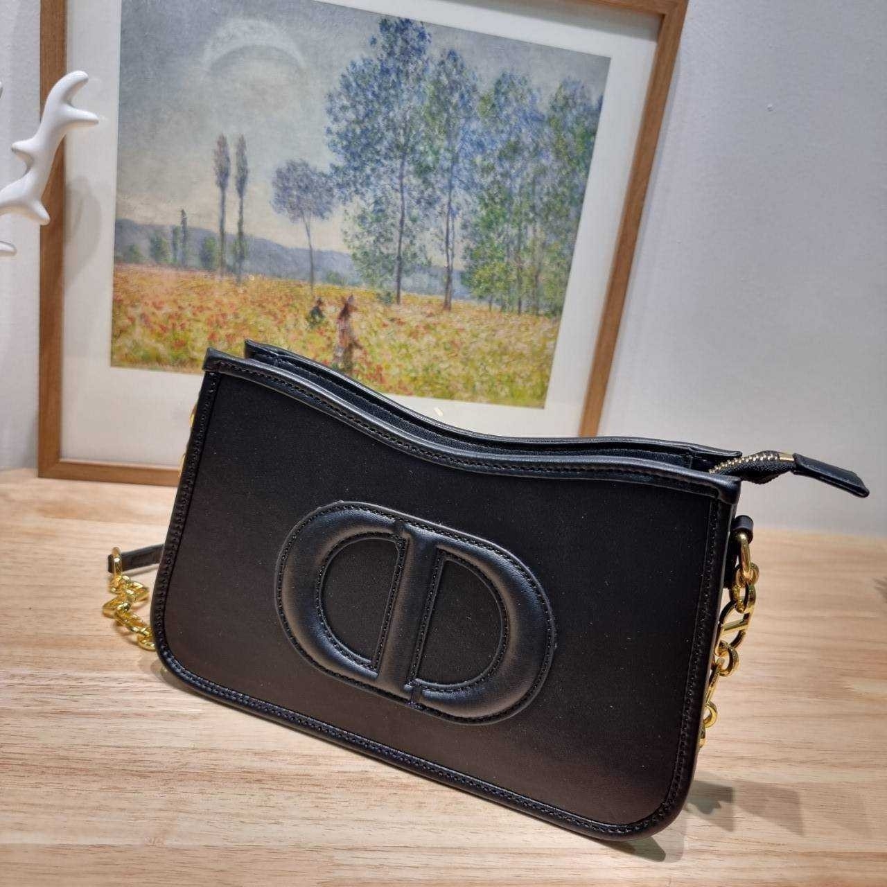 CD SIGNATURE HOBO MINI BAG กระเป๋าสะพายซิกเนเจอร์ โดดเด่นด้วยโลโก้เอกลักษณ์ เกรดออริ 1:1 ใช้งานต่างประเทศได้