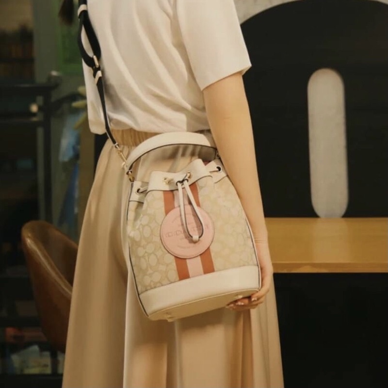 สวยหรู ดูดีมากๆ บอกเลย ไม่มีคือพลาดจร้าา! COACH DEMPSEY DRAWSTRING BUCKET BAG ((C4100//C4102)) พร้อมส่งที่ไทยอีกครั้ง! กระเป๋าทรงขนมจีบ หนังแท้นิ่มสวยมากๆค่ะ จุดเด่นด้านหน้าปั้มโลโก้แบรนด์ ปากกระเป๋าแบบหูรูดใช้งานง่าย ภายในสามารถใส่ของจำเป็นในชีวิตประจำวั