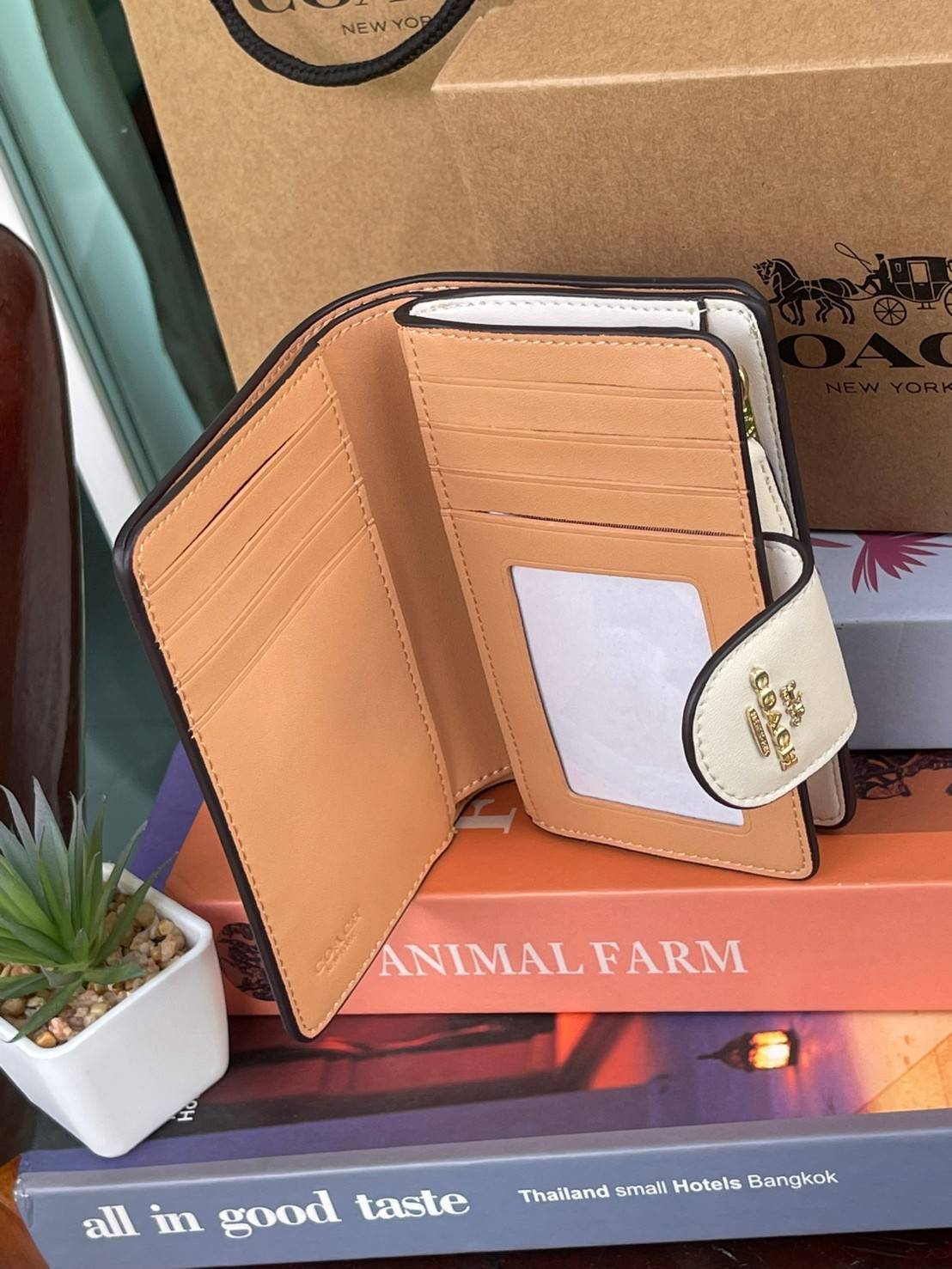 COACH MEDIUM CORNER ZIP WALLET IN SIGNATURE CANVAS กระเป๋าสตางค์ขนาดกลางที่ถือว่าเป็นไอเทม Must Have ของทุกเพศทุกวัยที่ต้องพกติดตัวไว้ตลอดเวลา เพราะนอกจากจะช่วยจัดเก็บเงิน บัตรประชาชน บัตรเครดิตและต่าง ๆ ให้เป็นระเบียบเรียบร้อยยังต้องคำนึงถึงประโยชน์ใช้สอ