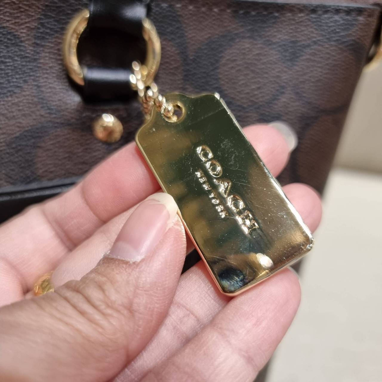 COACH F38089 MINI EMMA SATCHEL IN SIGNATURE CANVAS รุ่นหายาก รุ่นที่สาวๆตามหา จัดมาให้สมกับที่รอคอยกันไปเลยจ้า!! เป็นรุ่นที่ดีไซน์ออกมาให้ใช้งานง่าย สะดวก สวย หรู ดูดี!! กระเป๋าสะพายทรงสวย วัสดุหนังแคนวาสเคลือบลาย มาพร้อมสายสะพายข้างและหูจับในตัว ถอดออกถื