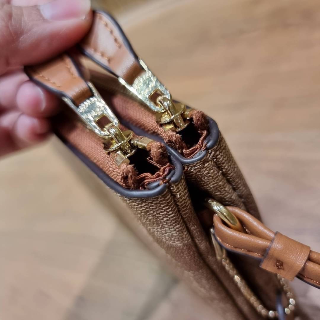 COACH F54057 DOUBLE ZIP WALLET IN SIGNATURE กระเป๋าคล้องมือ size L ใบนี้ใส่มือถือได้ทุกรุ่น ขนาดกำลังดี พกพาสะดวกมากๆ วัสดุหนังสังเคราะห์ ภายในเป็นผ้าสีสวยคม ใส่ธนบัตร ใส่บัตรได้เยอะ ใส่มือถือได้สบายๆทุกรุ่น ตอบโจทย์สาวๆที่ไม่ชอบพกเยอะวุ่นวายจ้า ใบนี้เอาอ